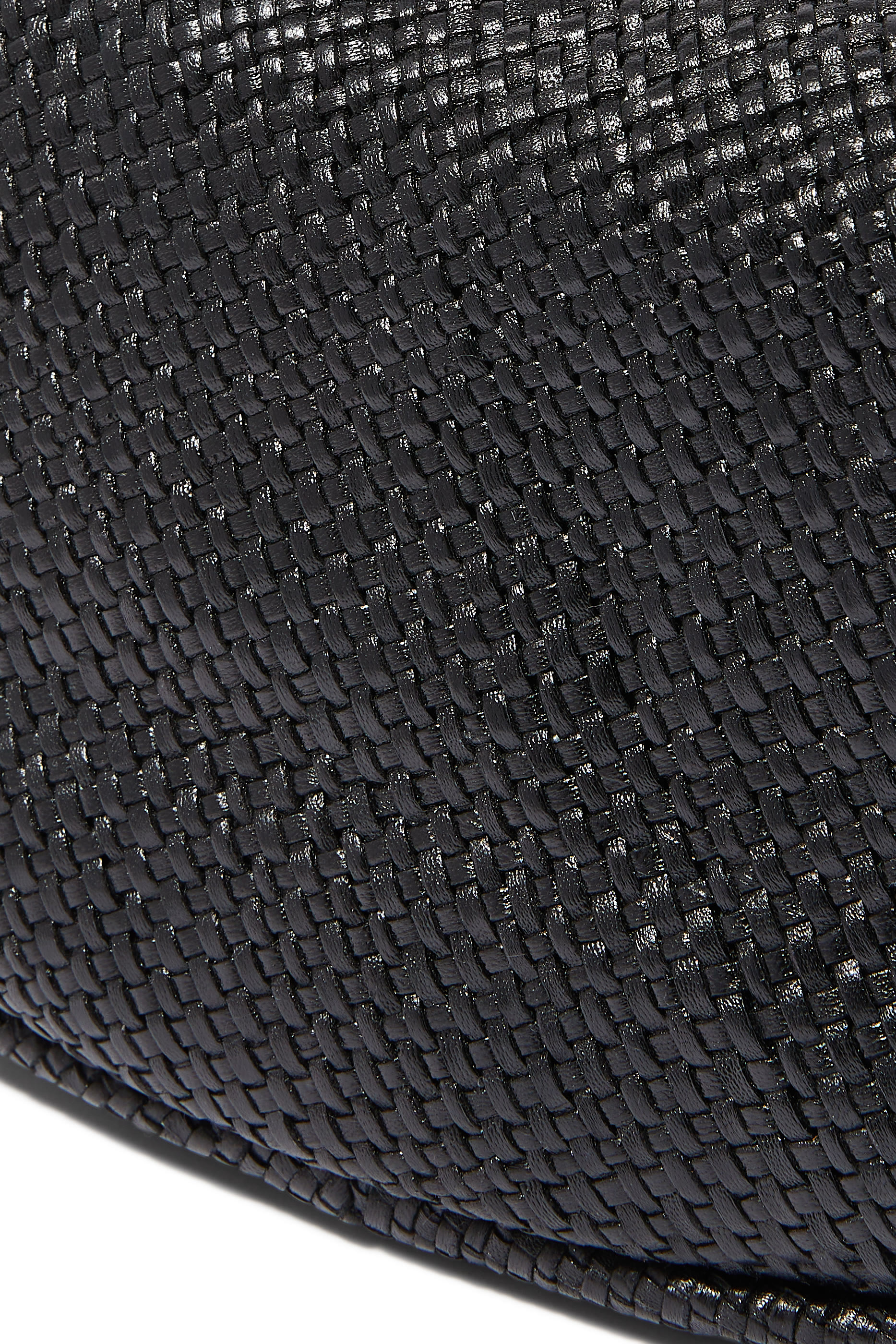 حقيبة منسوجة بتصميم مقوس