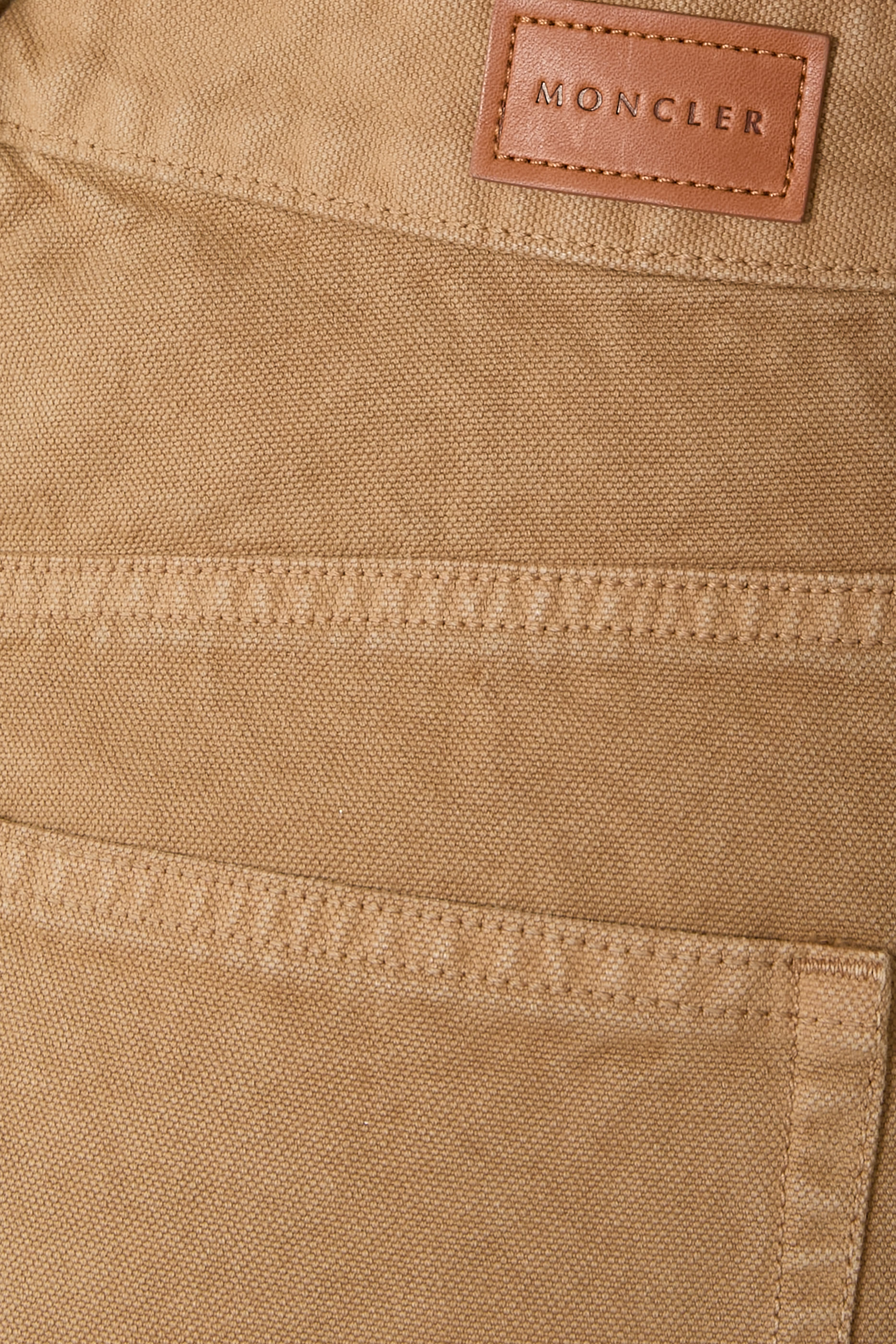 بنطال قطن برقعة جلد محفورة بشعار الماركة