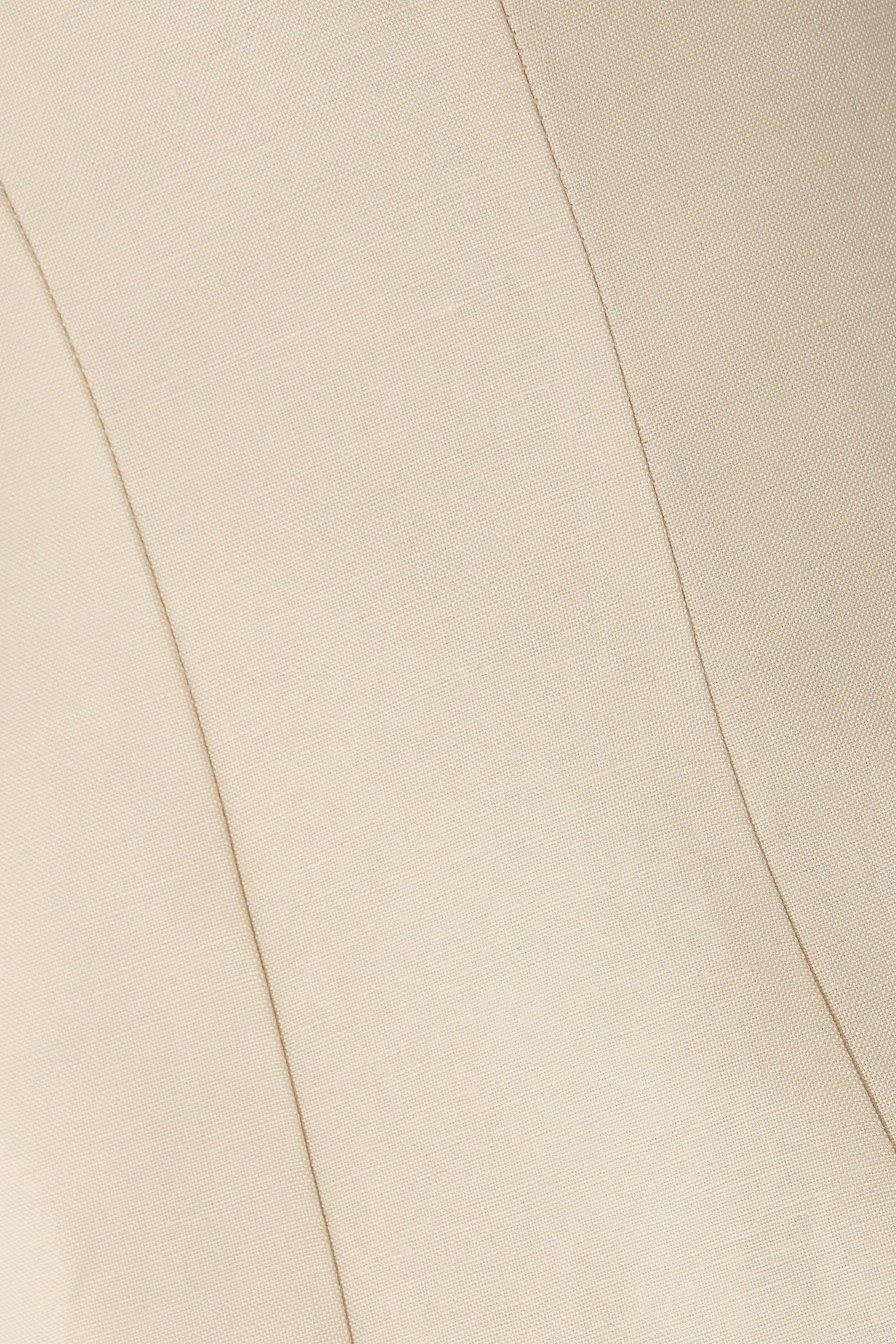 بلوزة جيجي بتصميم مشد بلا أكمام