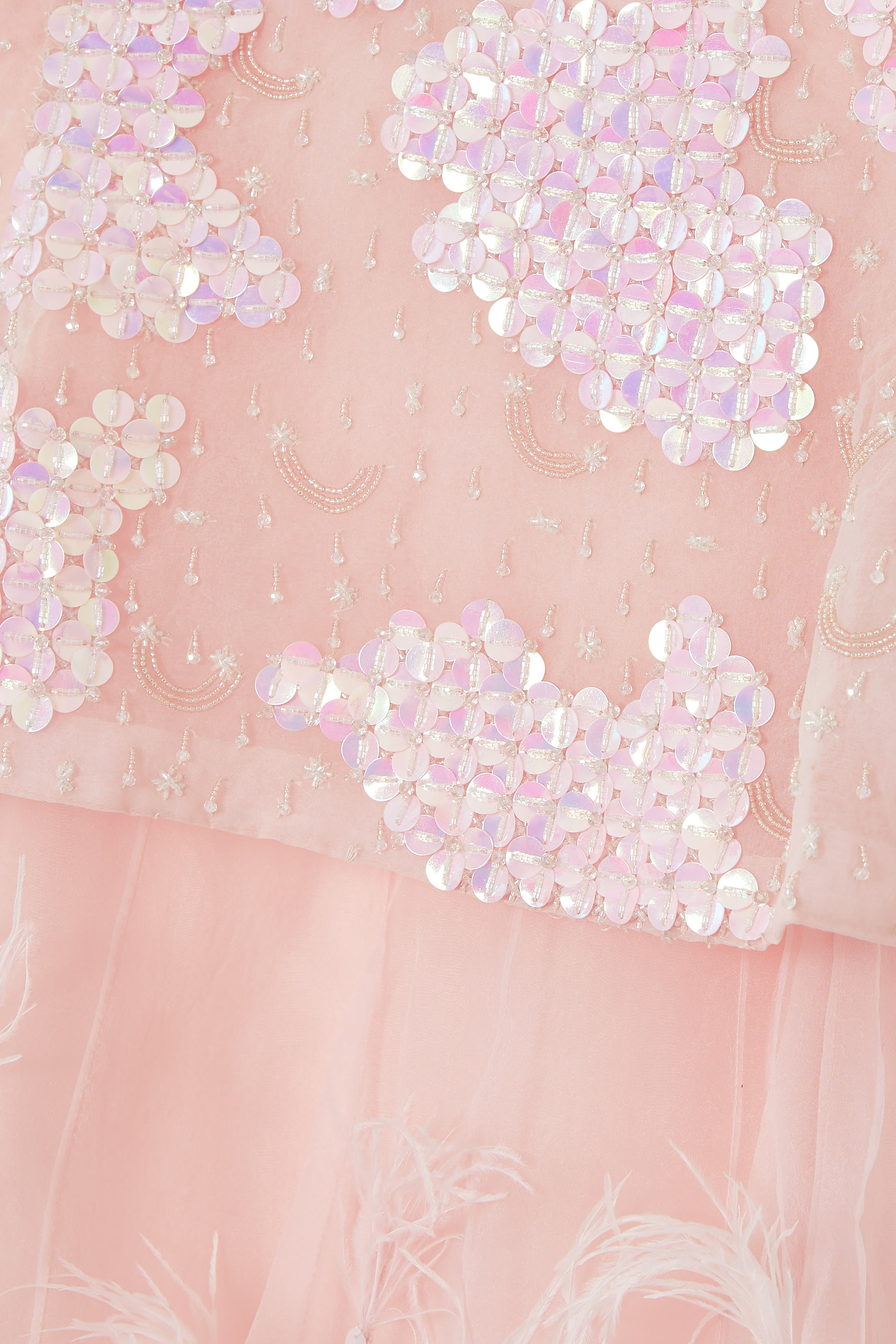 فستان كابوسين واسع بتطريزات وريش للأطفال