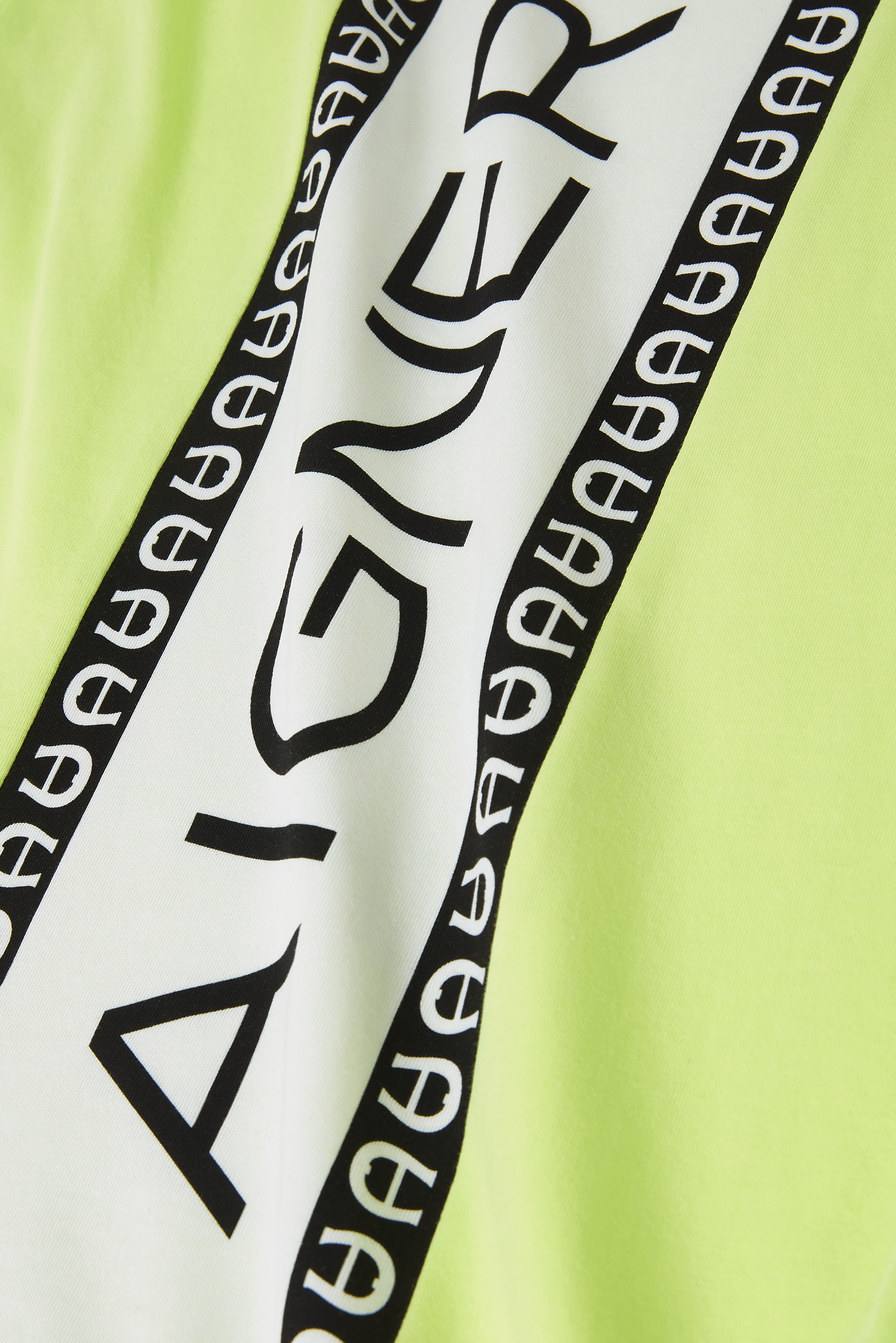 تيشيرت بشعار الماركة