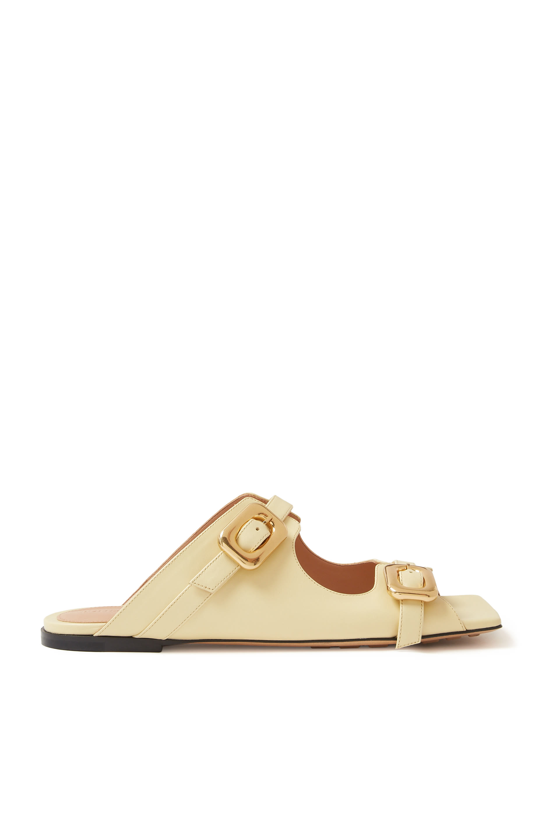 حذاء مفتوح بكعب مسطح وإبزيم