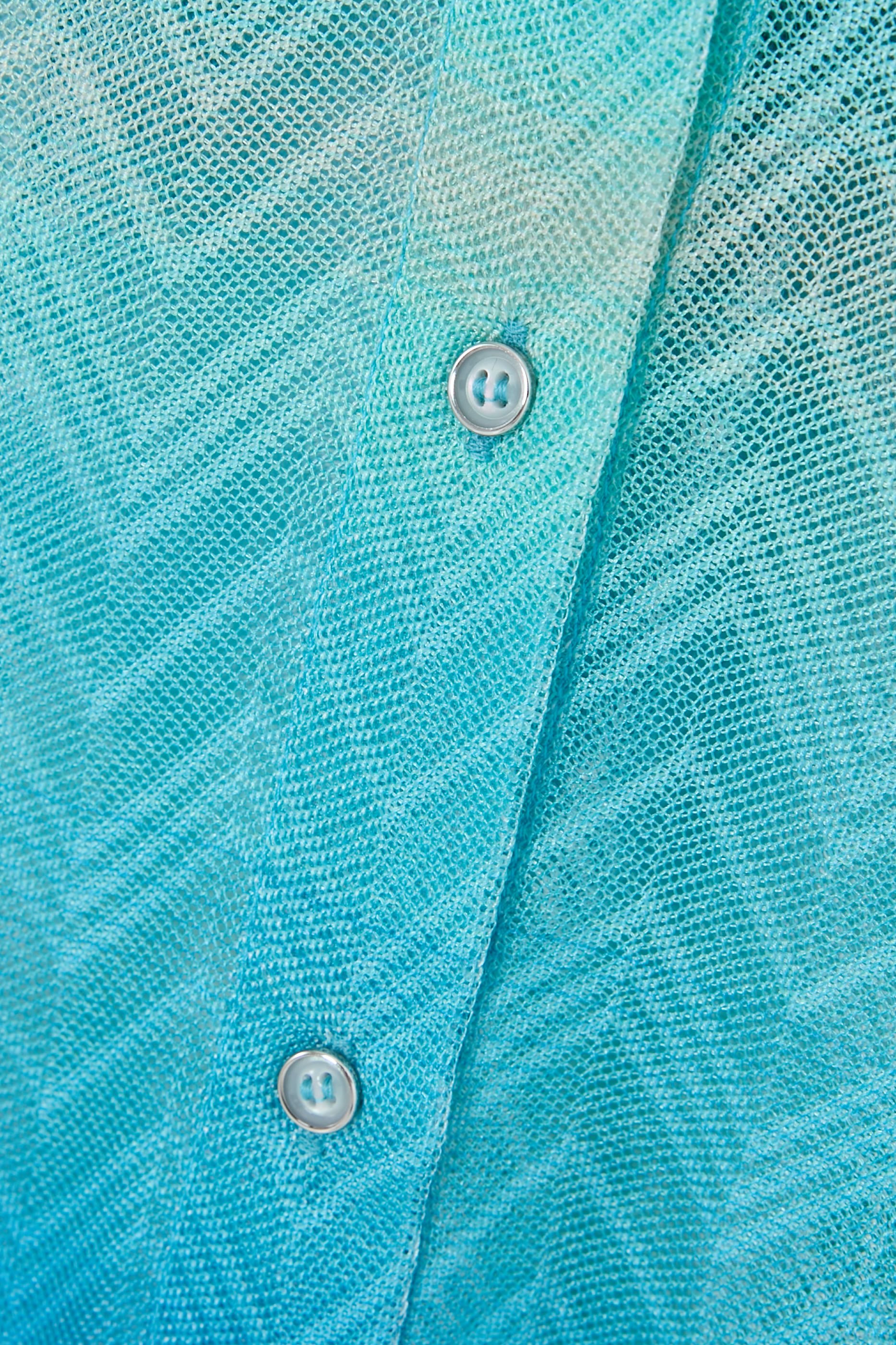 قميص شبه شفاف بقصة فضفاضة ونقشة خطوط متعرجة