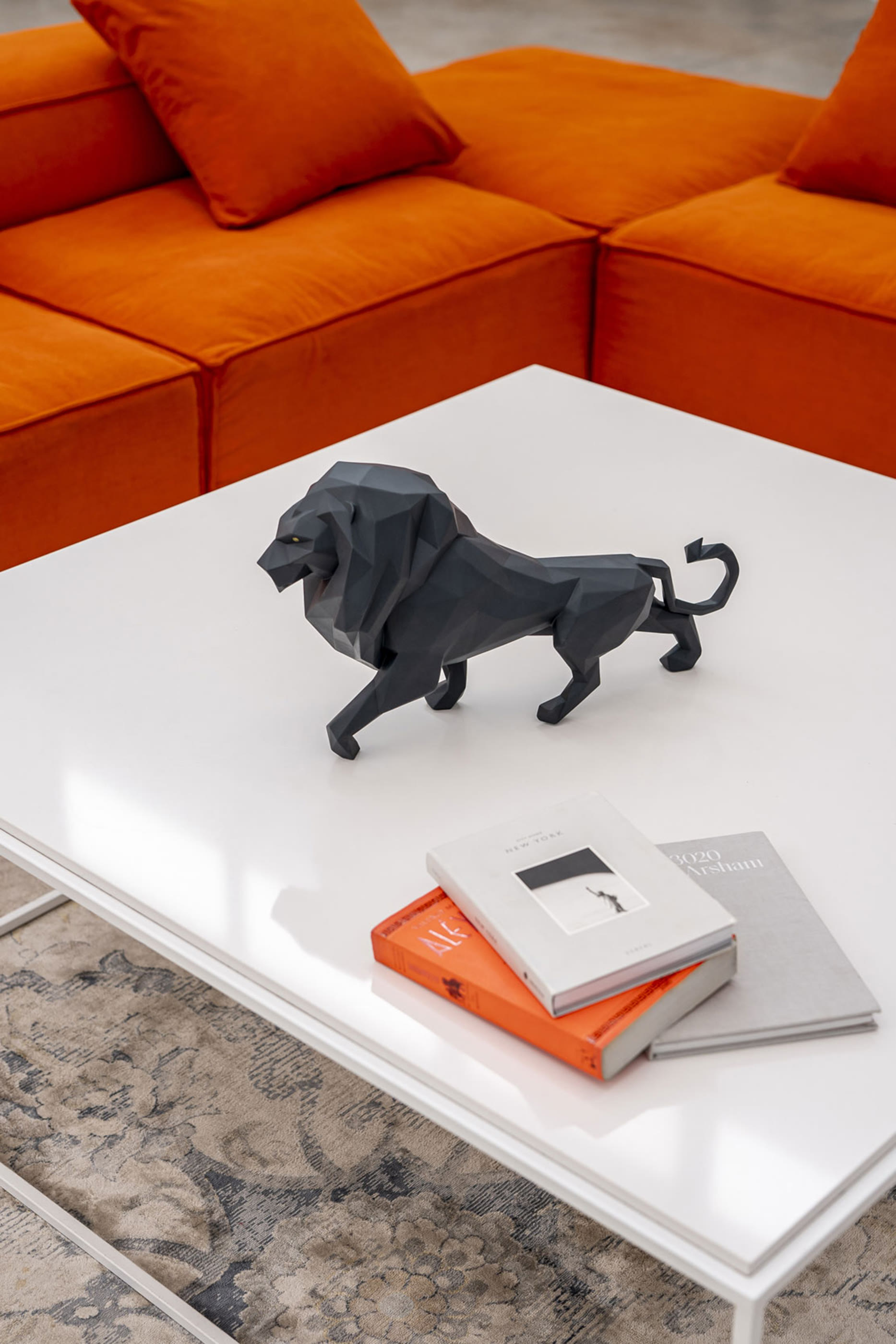 قطعة ديكور منحوتة بتصميم أسد