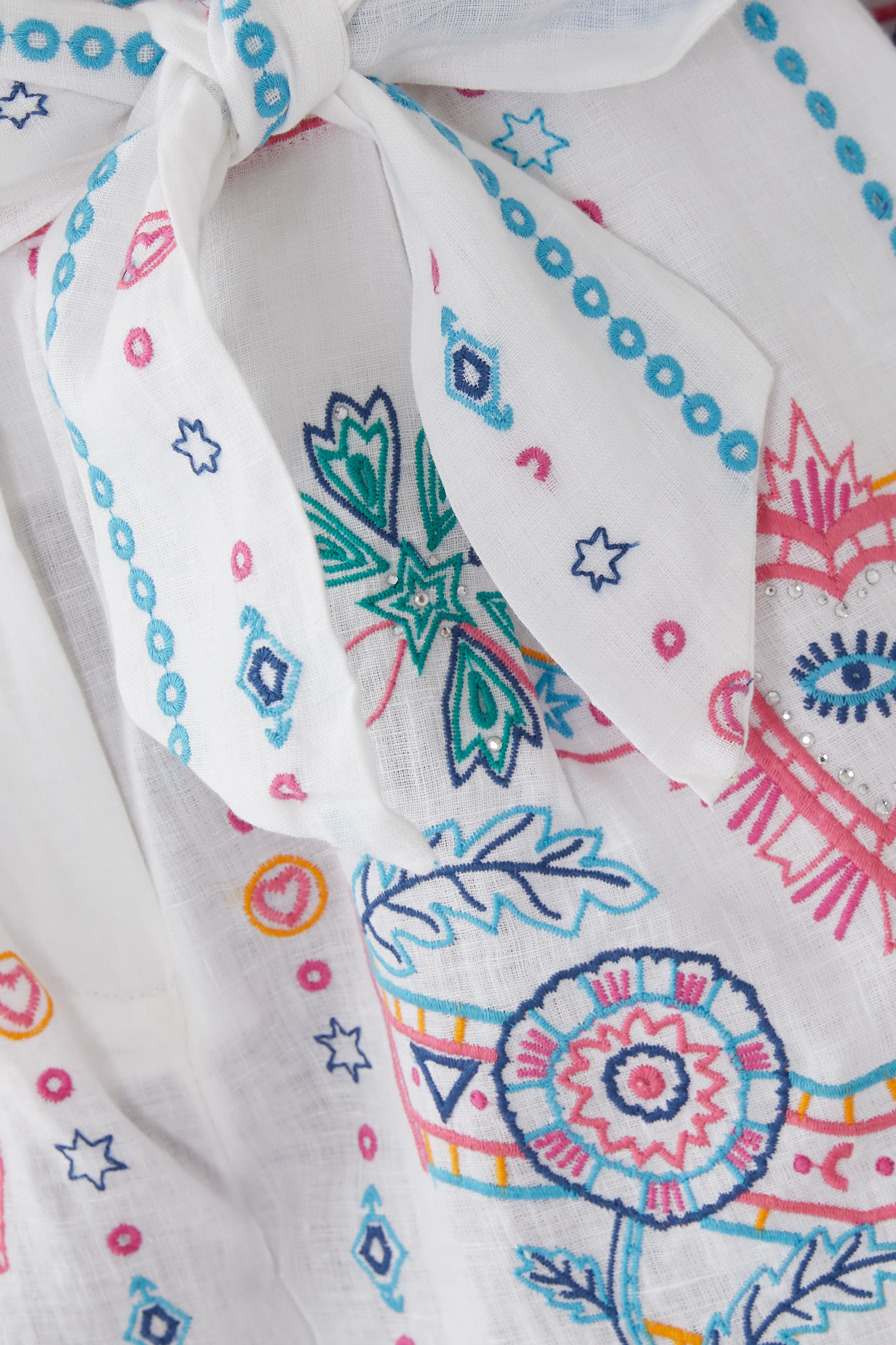 شورت بحزام وطيات في الأمام