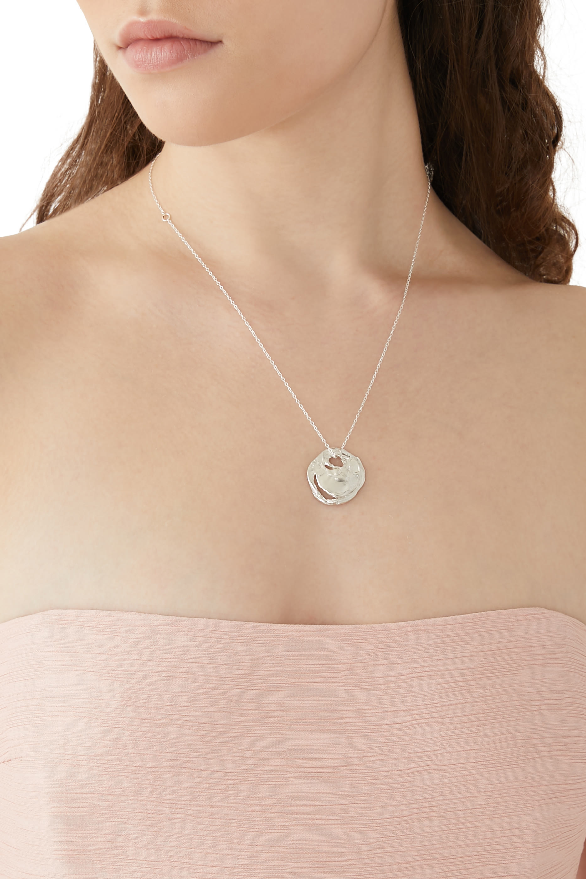 قلادة بدلاية بنقشة قشريات