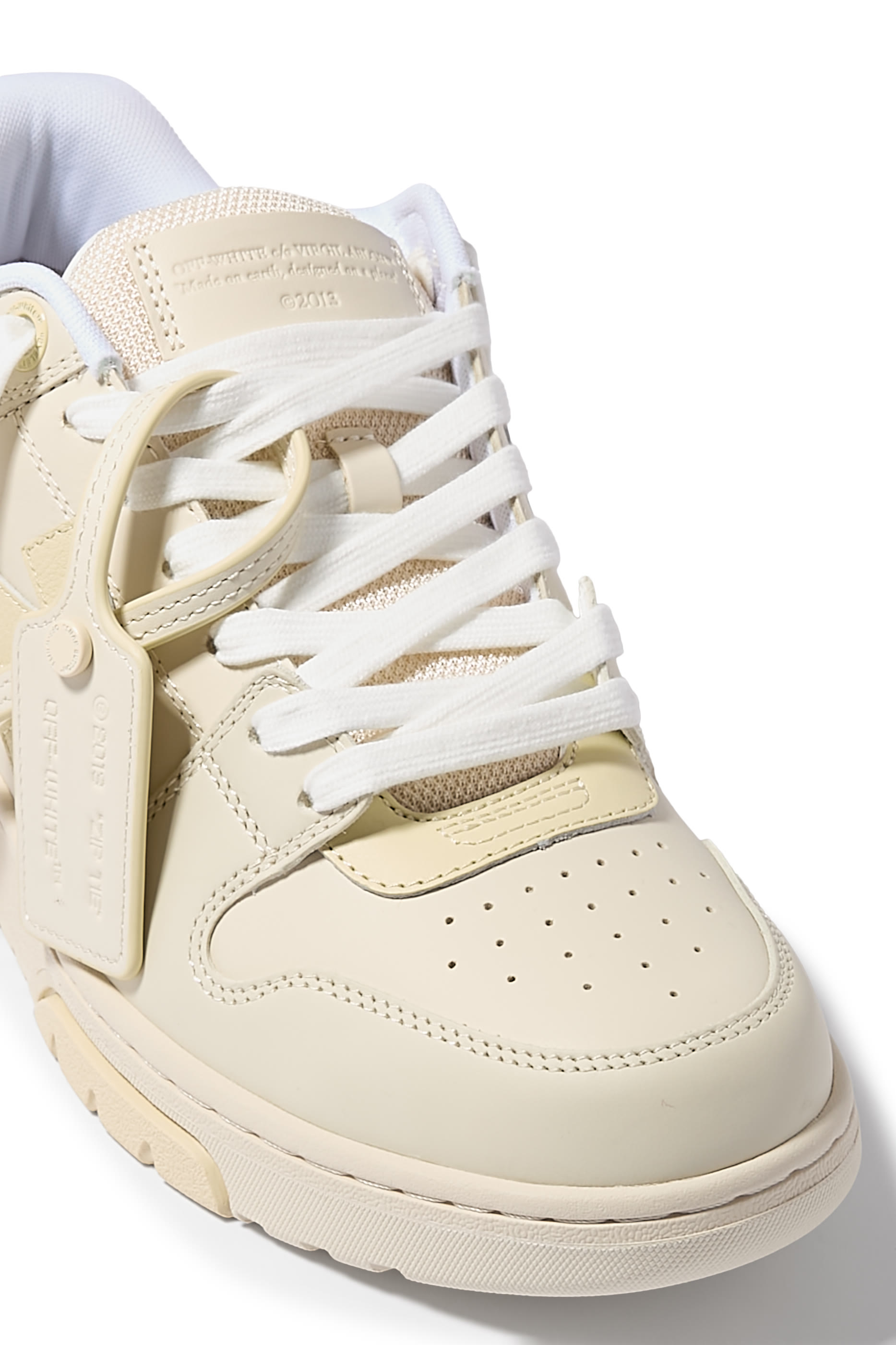 سنيكرز أوت اوف اوفيس