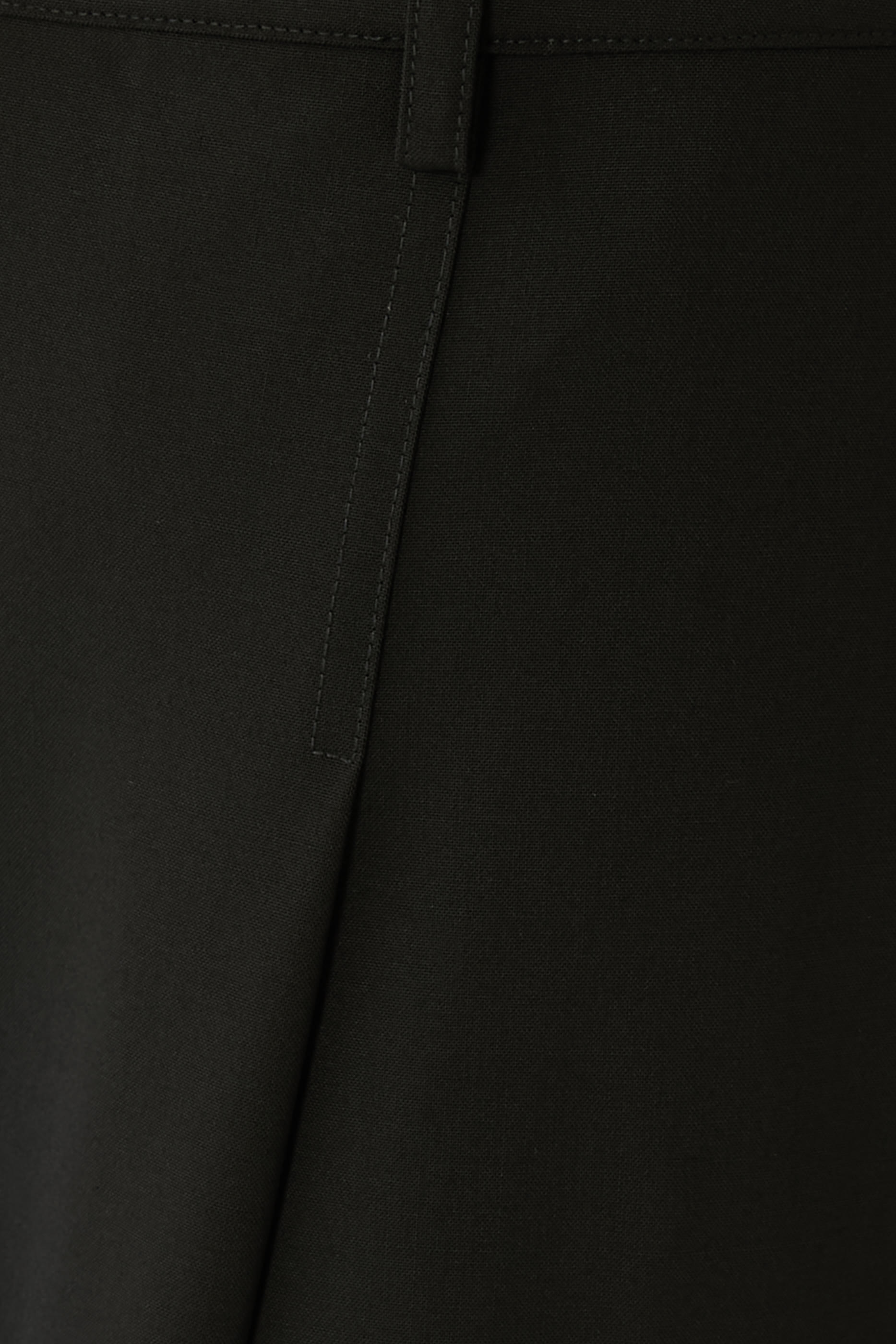 بنطال بقصة ساق واسعة وطيات