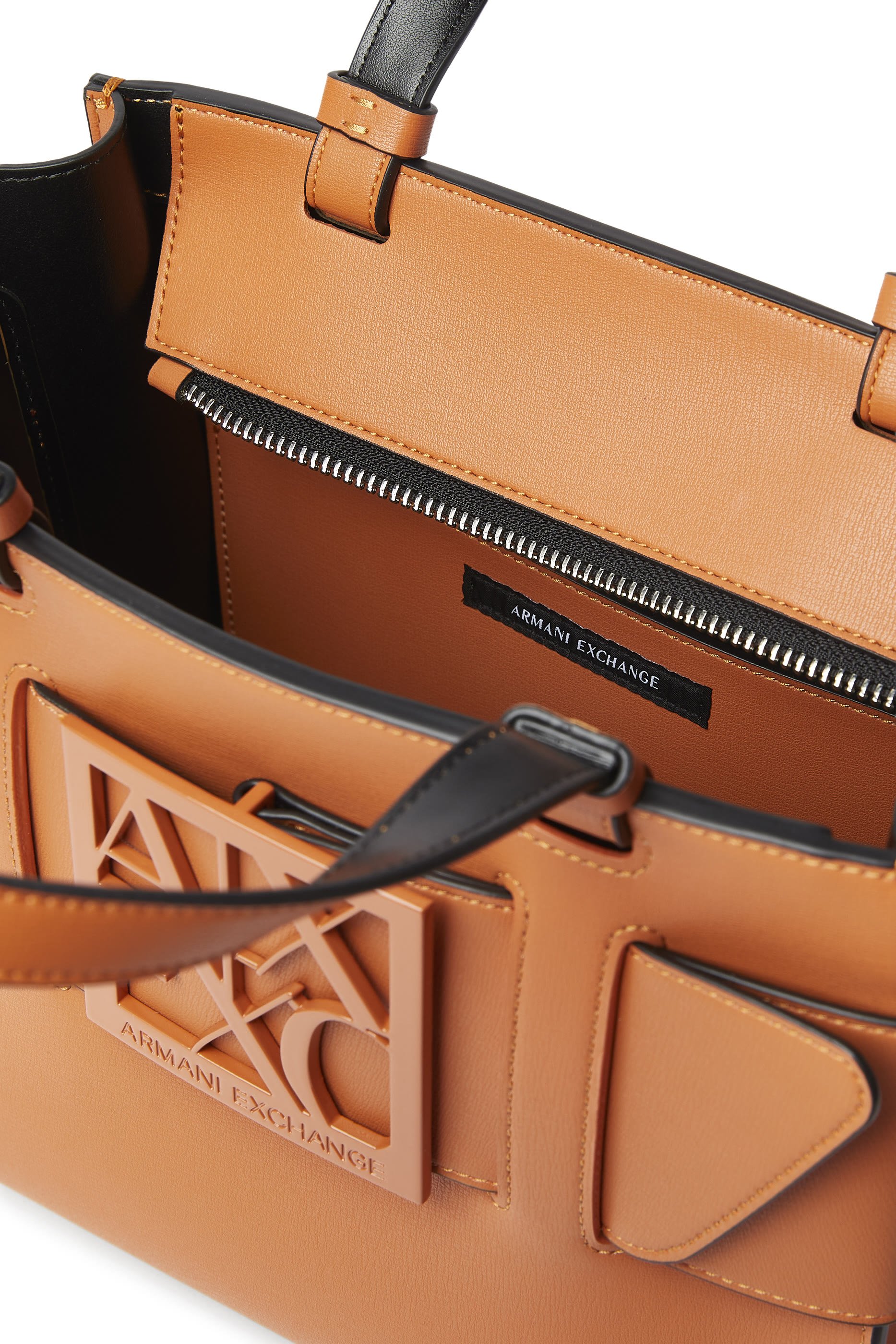 حقيبة يد مزينة بشعار الماركة