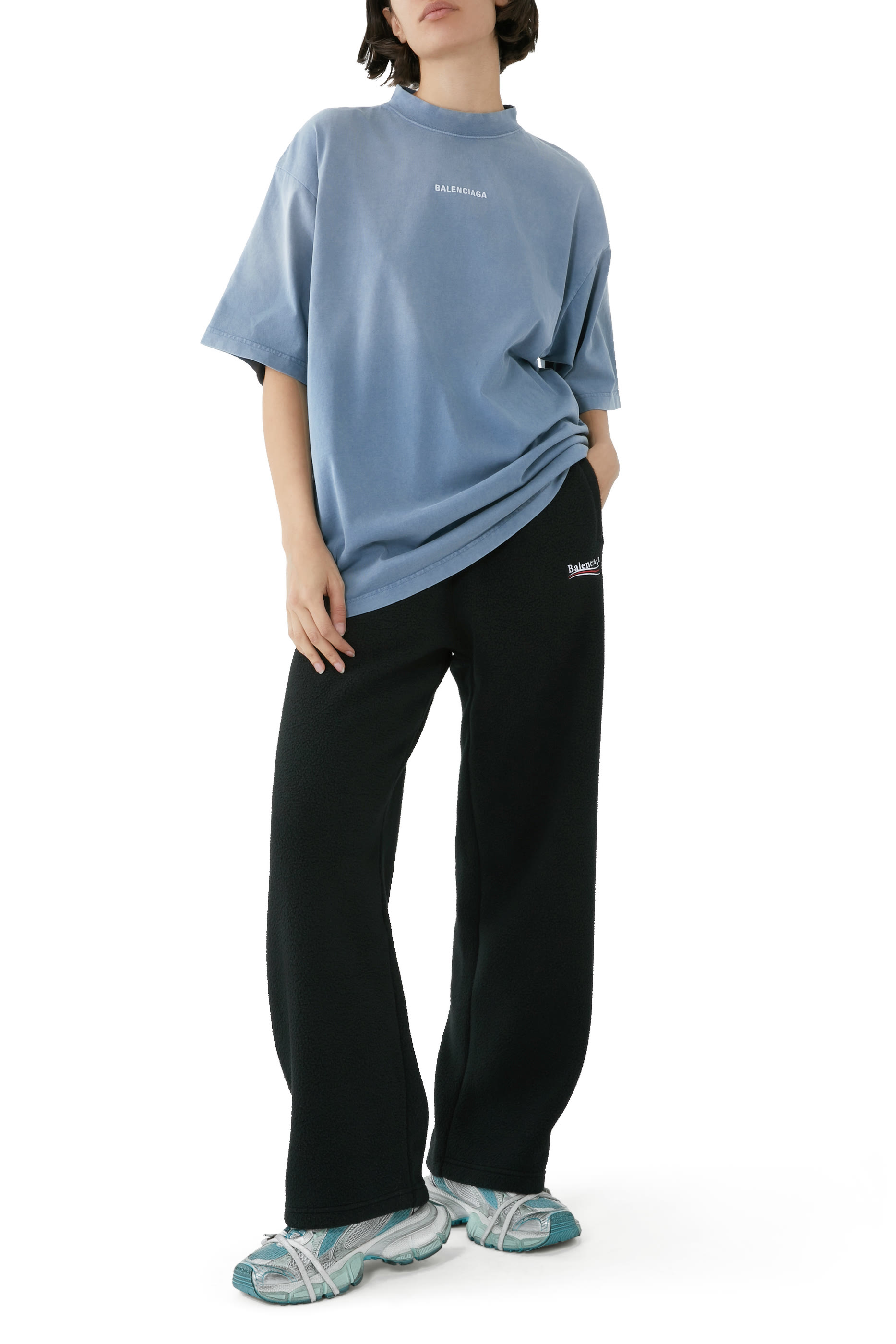 تيشيرت بطبعات شعار الماركة