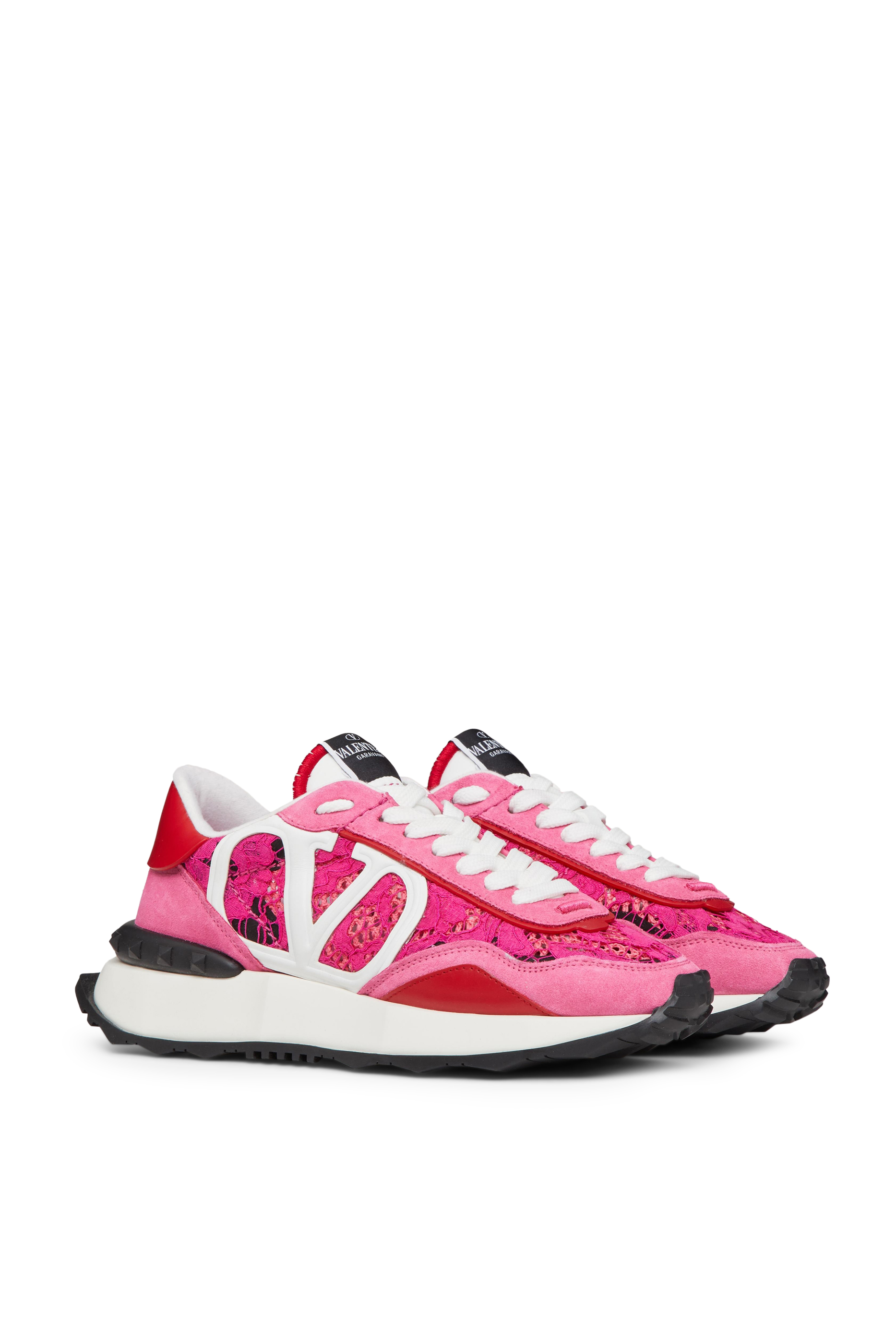 سنيكرز فالنتينو غارافاني بتصميم كروشيه