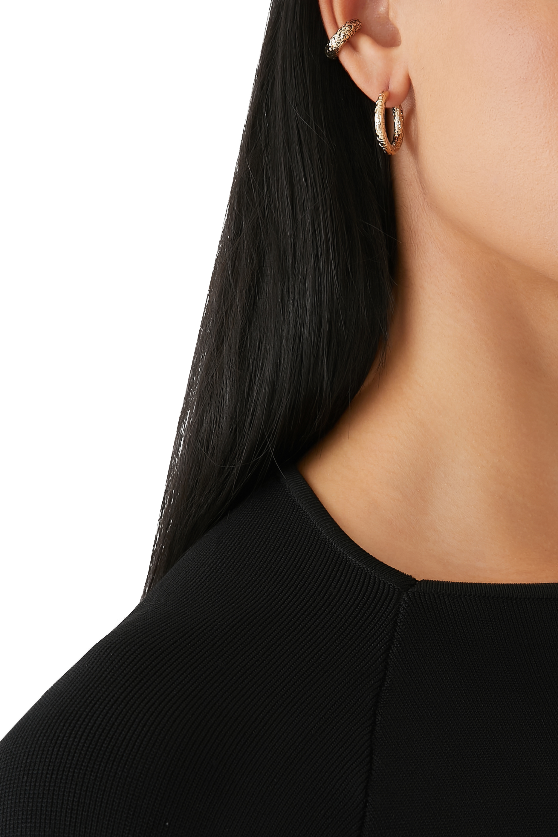 أقراط دائرية صغيرة بشعار الماركة بنمط مبطن