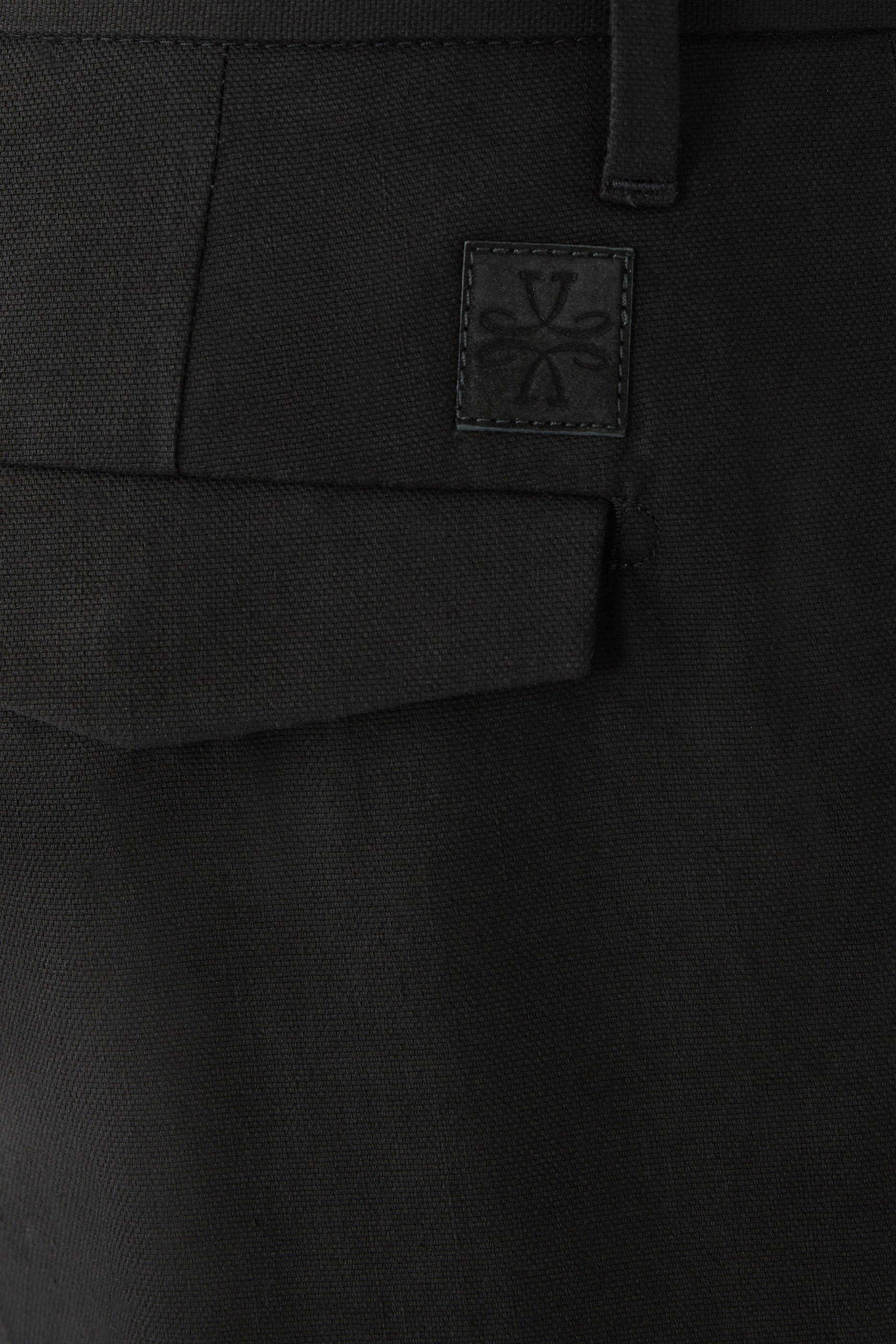 شورت بيرمودا بقصة عادية