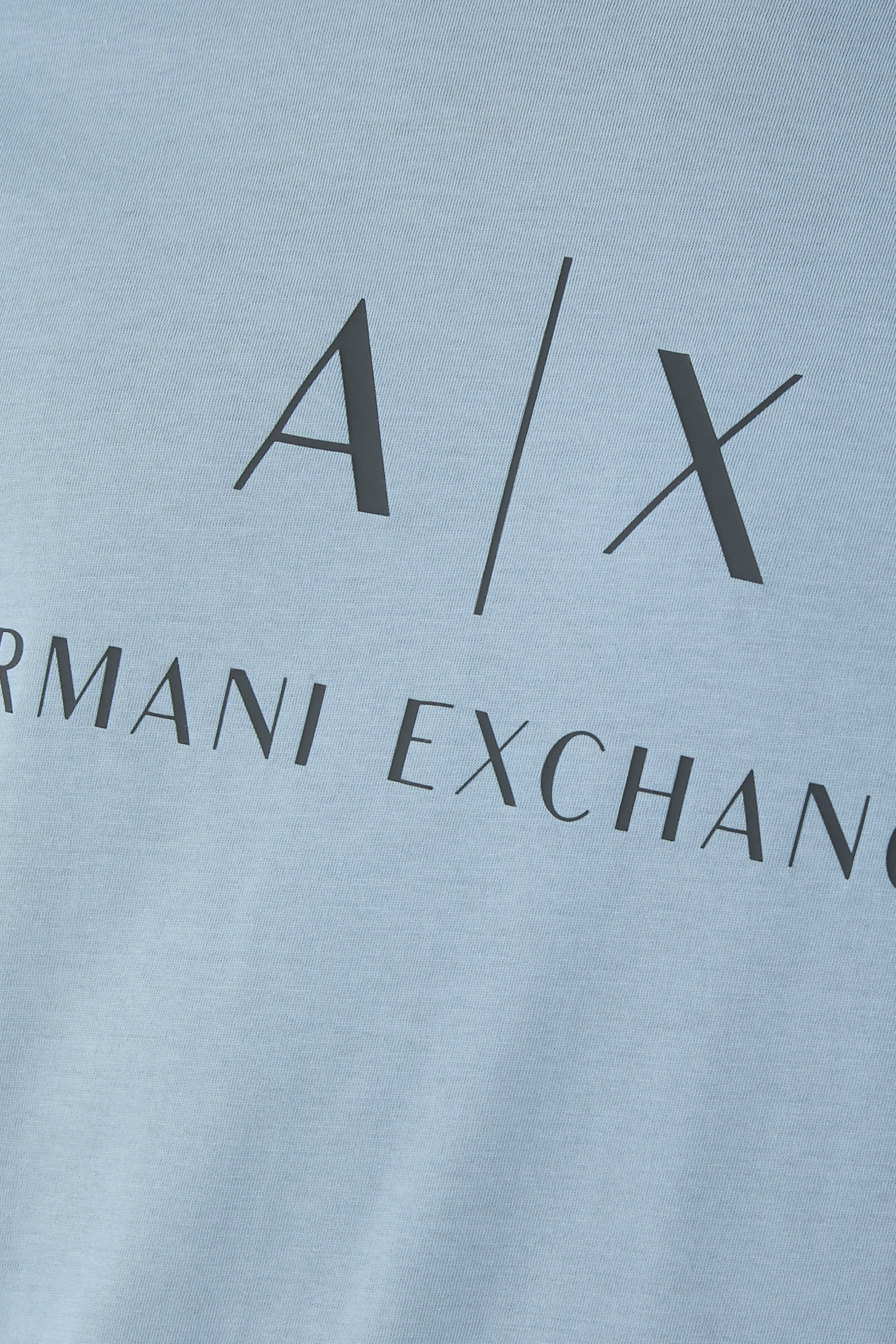 تيشيرت بشعار الماركة بقصة ضيقة جرسيه