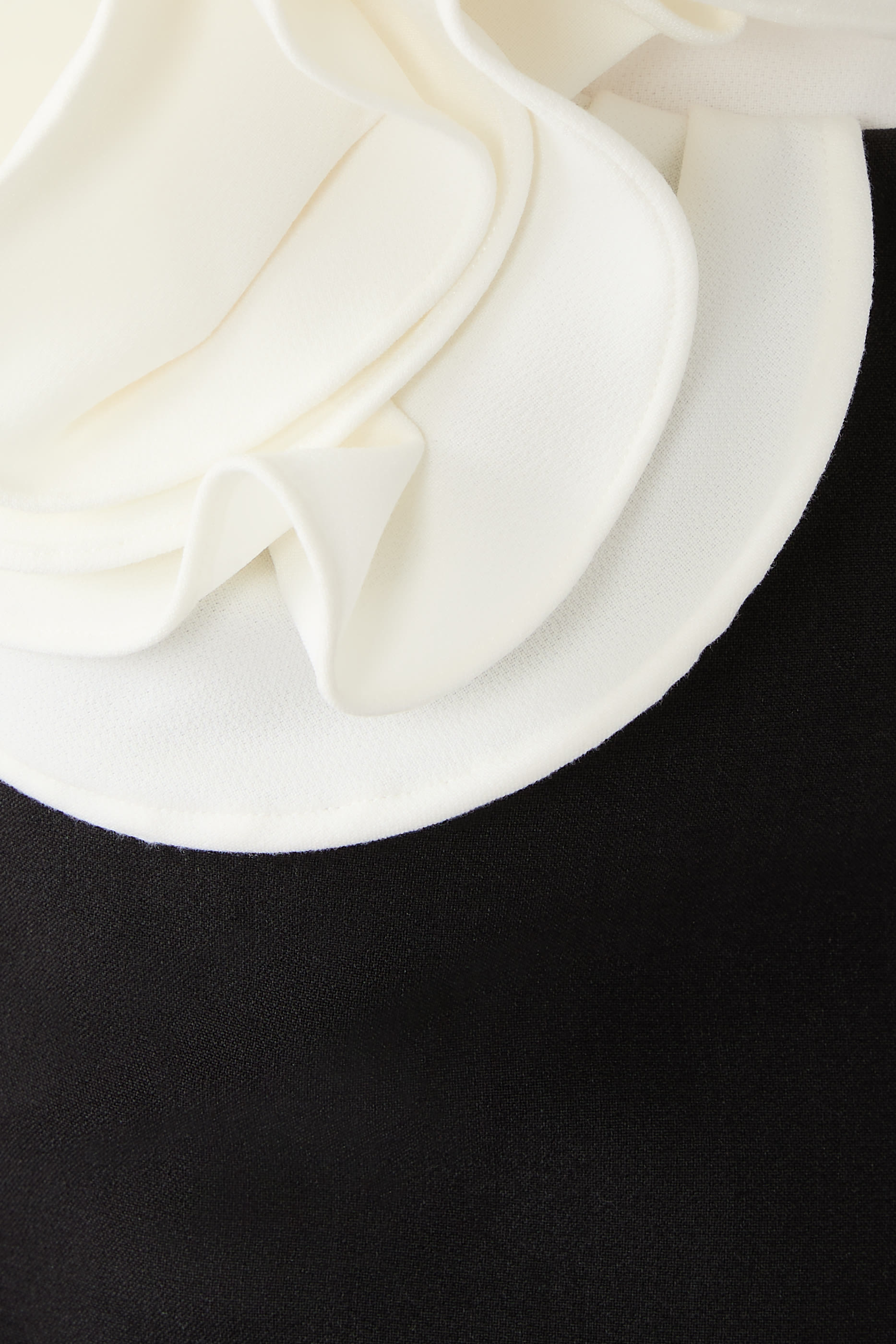 فستان سهرة مزين بتفاصيل وردة درابيه