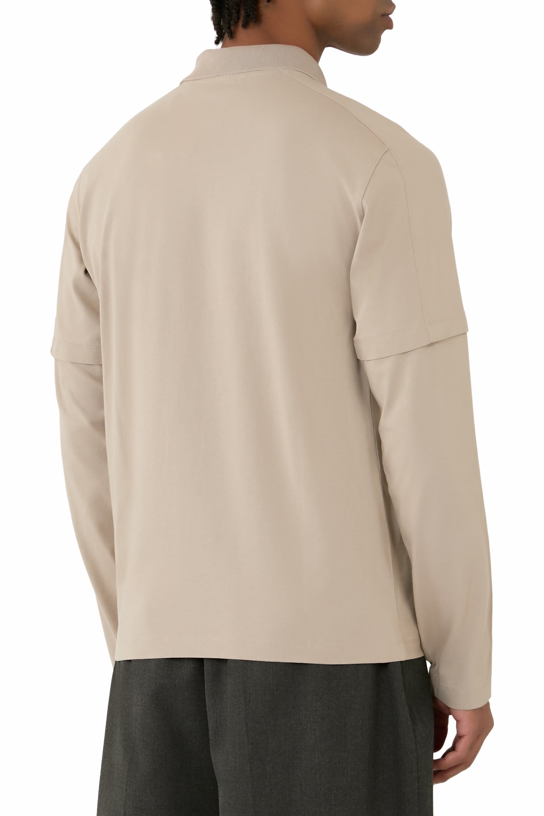 قميص بولو بأكمام مزدوجة وشعار الماركة بحجم كبير