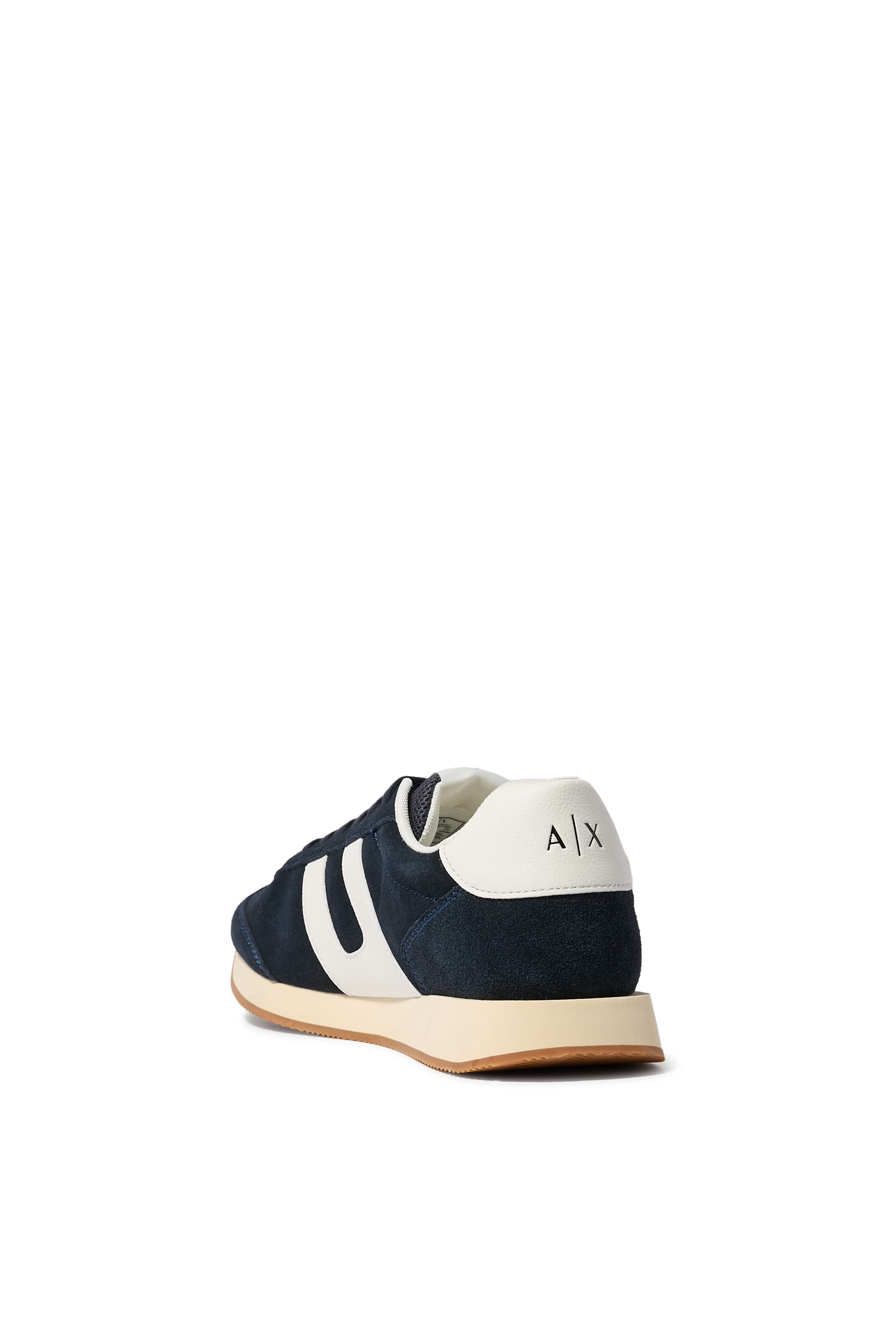 سنيكرز بشريط شعار الماركة عند الجانب