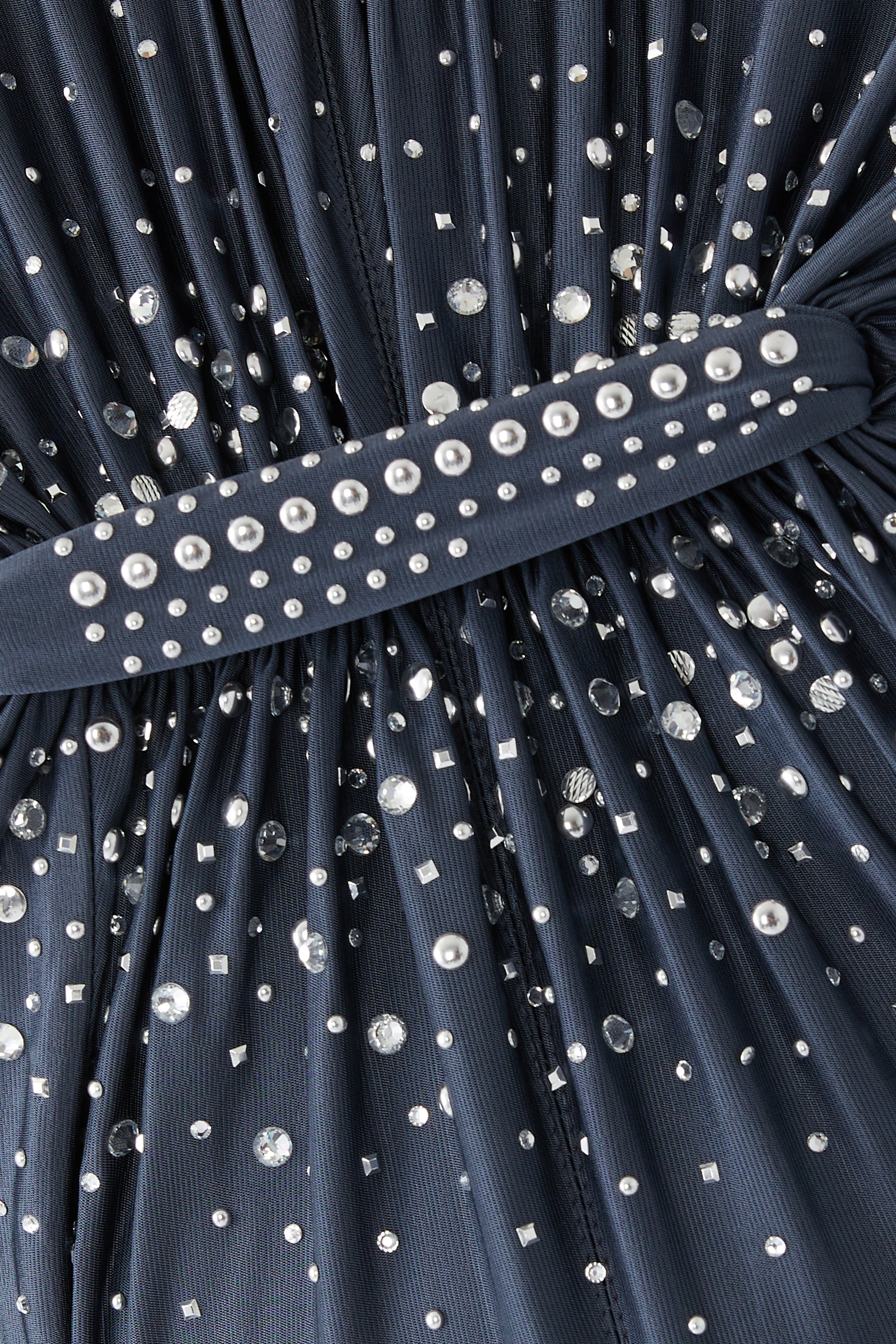 فستان طويل مطرز