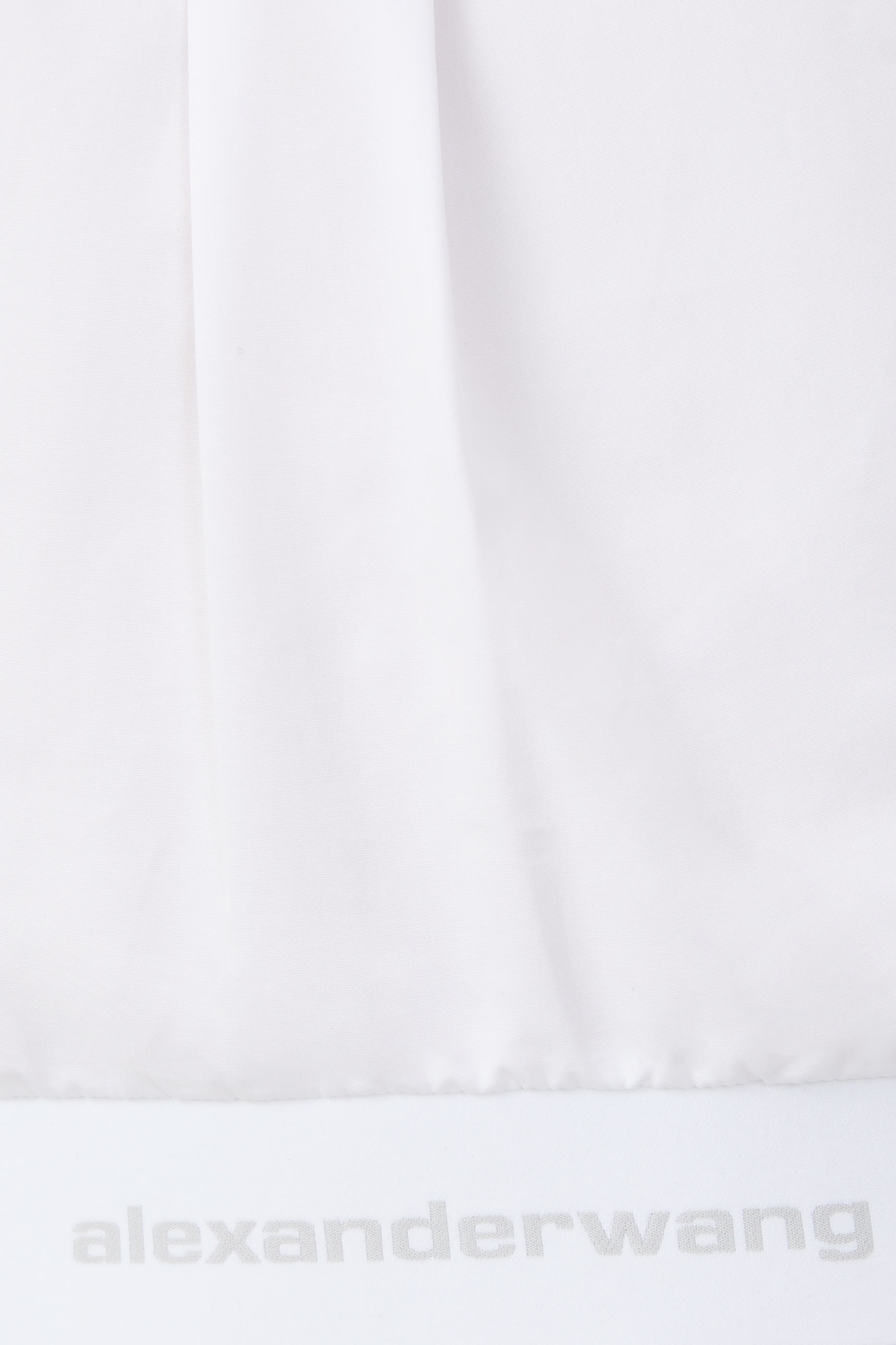 قميص بقصة قصيرة بشعار الماركة