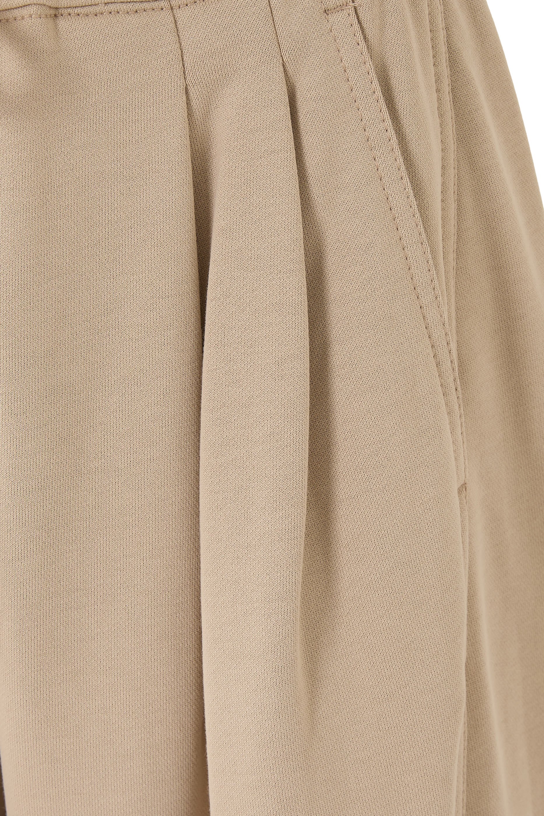 بنطال رياضي قصير بقصة ساق مقوسة