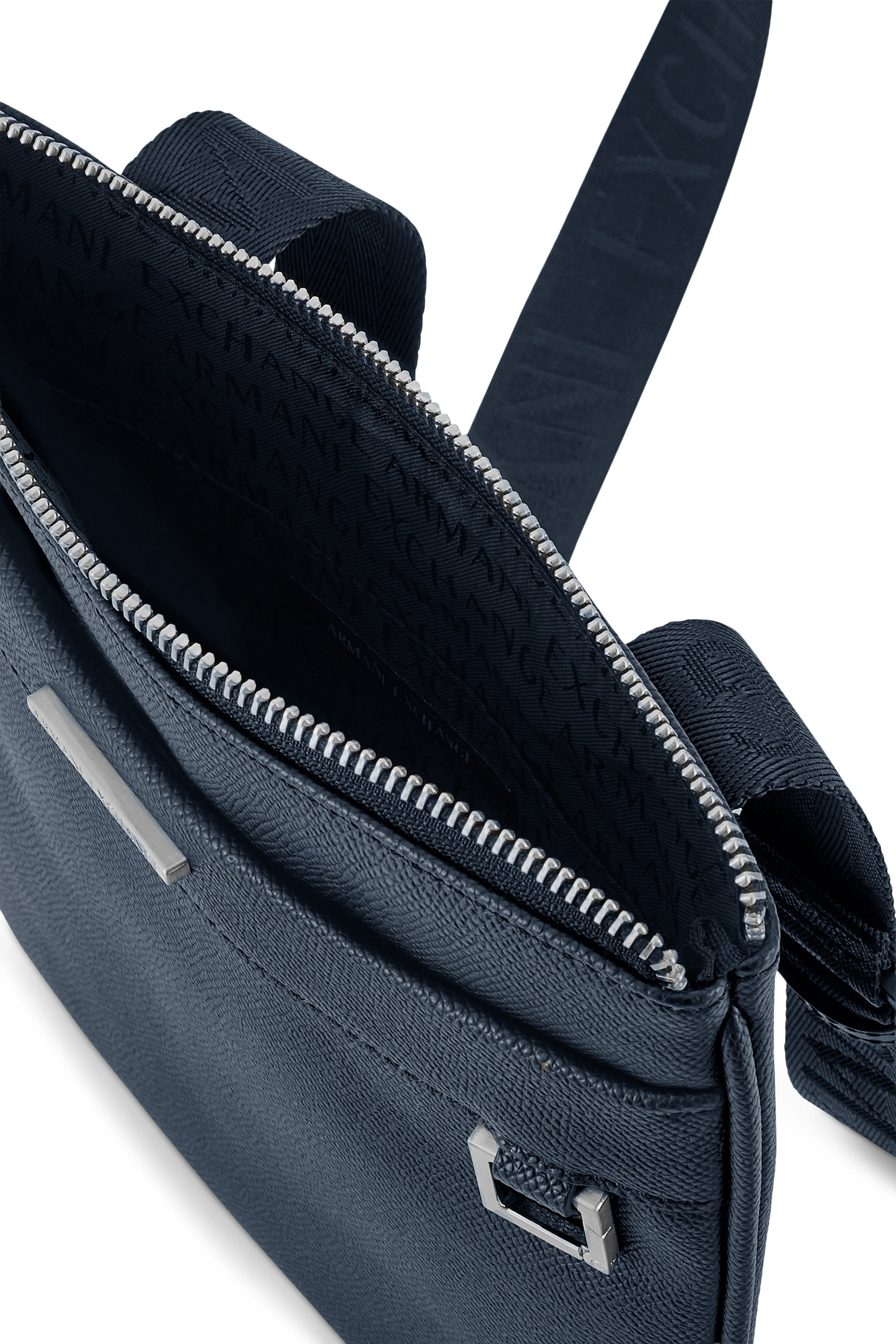 حقيبة كروس بودي بشعار الماركة قماش معالج