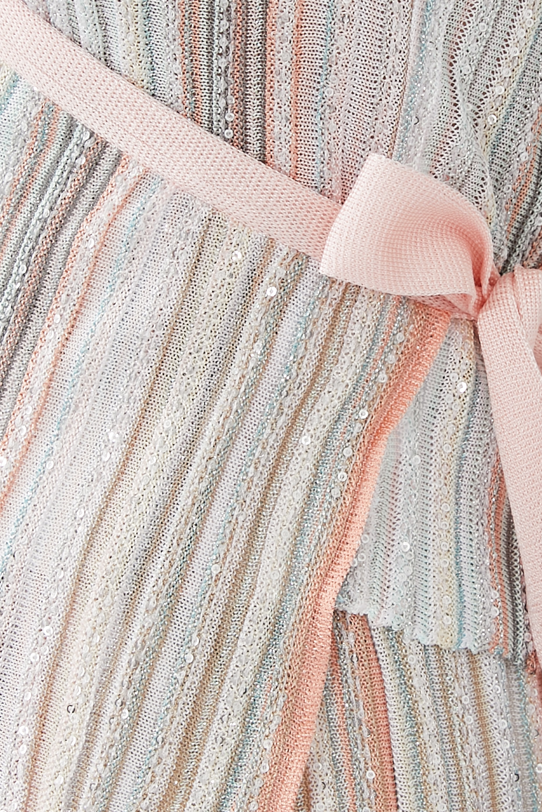 بلوزة بتصميم ملفوف بخطوط عمودية مطرزة بالترتر لوريكس