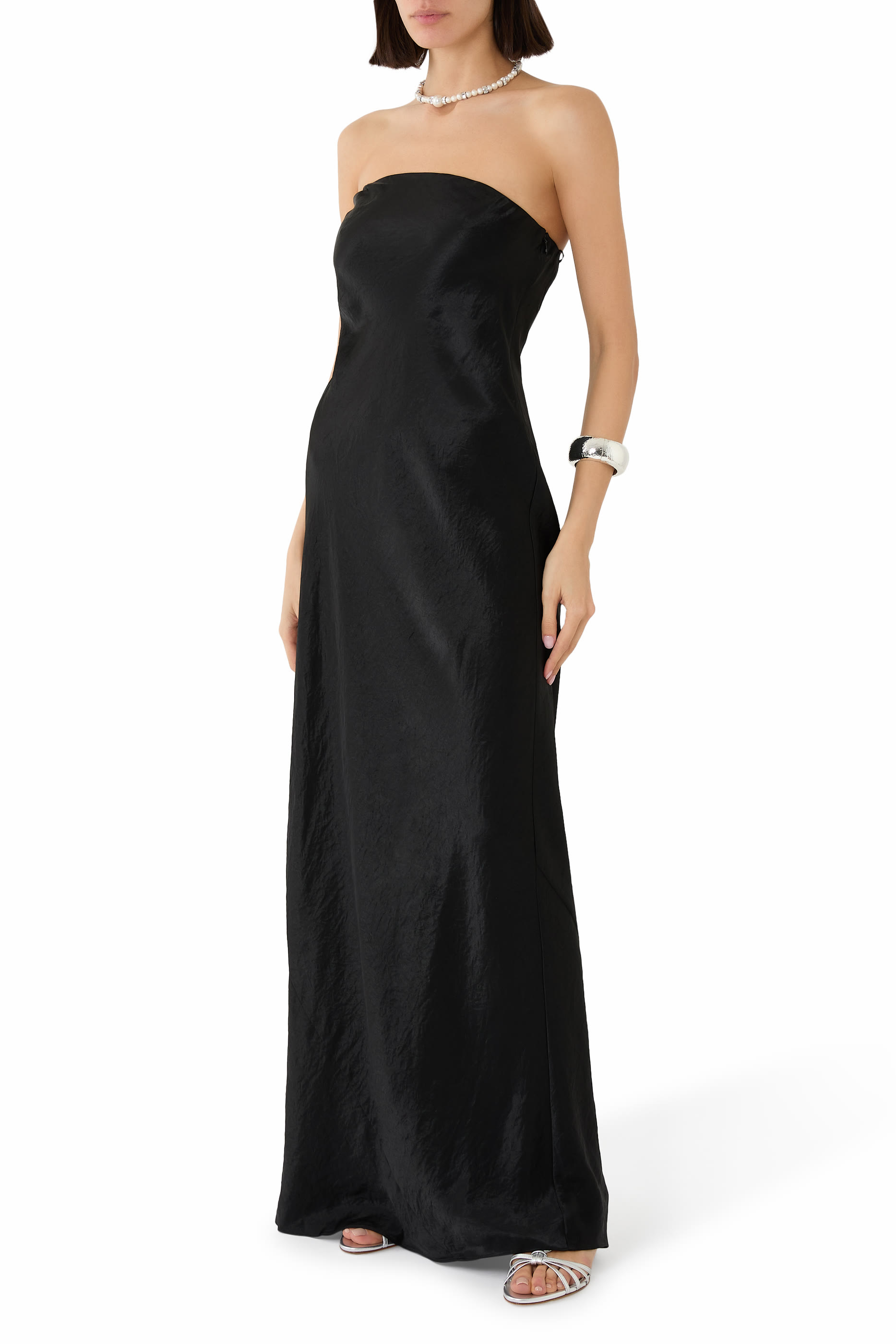 فستان طويل بلا حمالات ستان