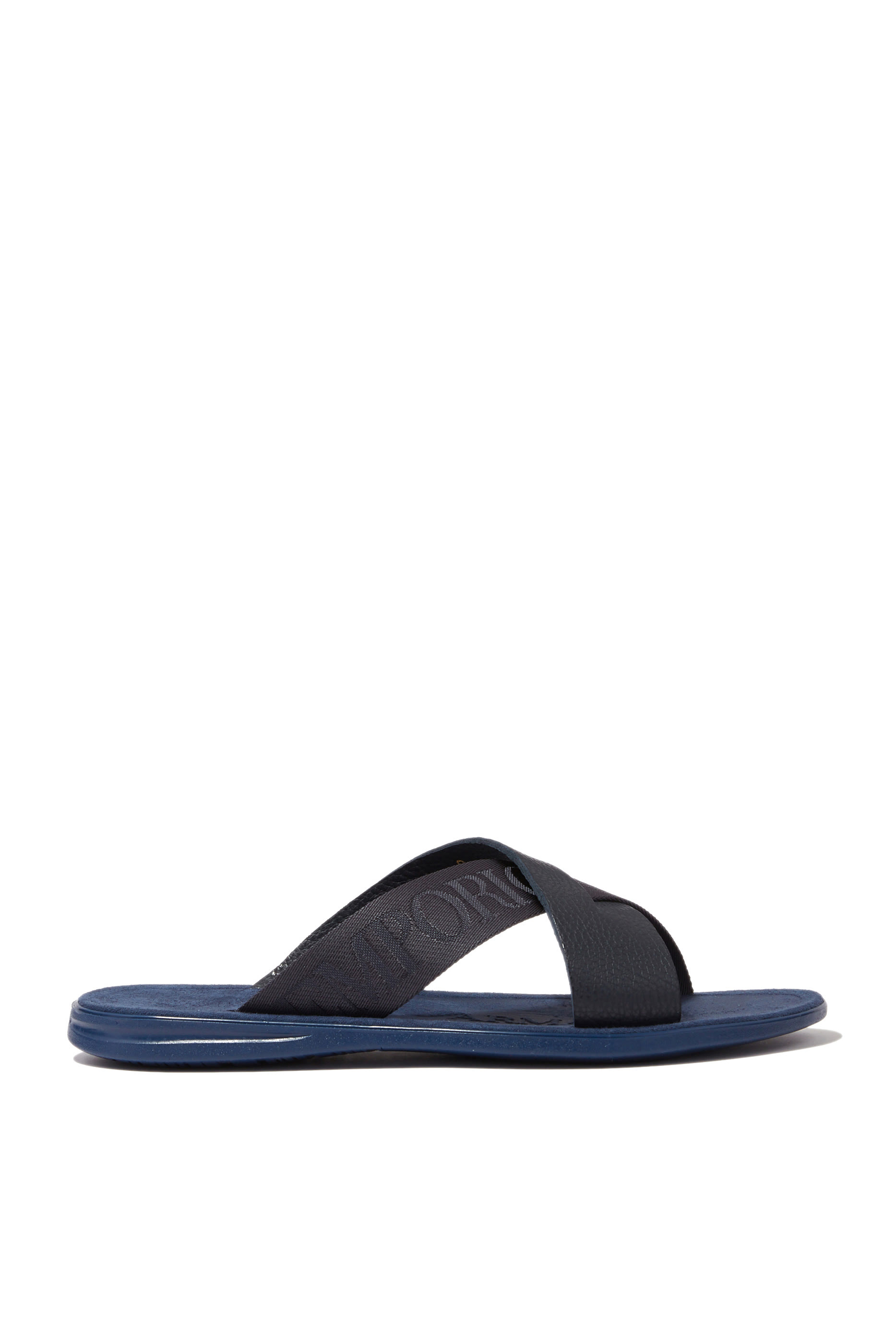 حذاء مفتوح بسيور متقاطعة وشعار الماركة