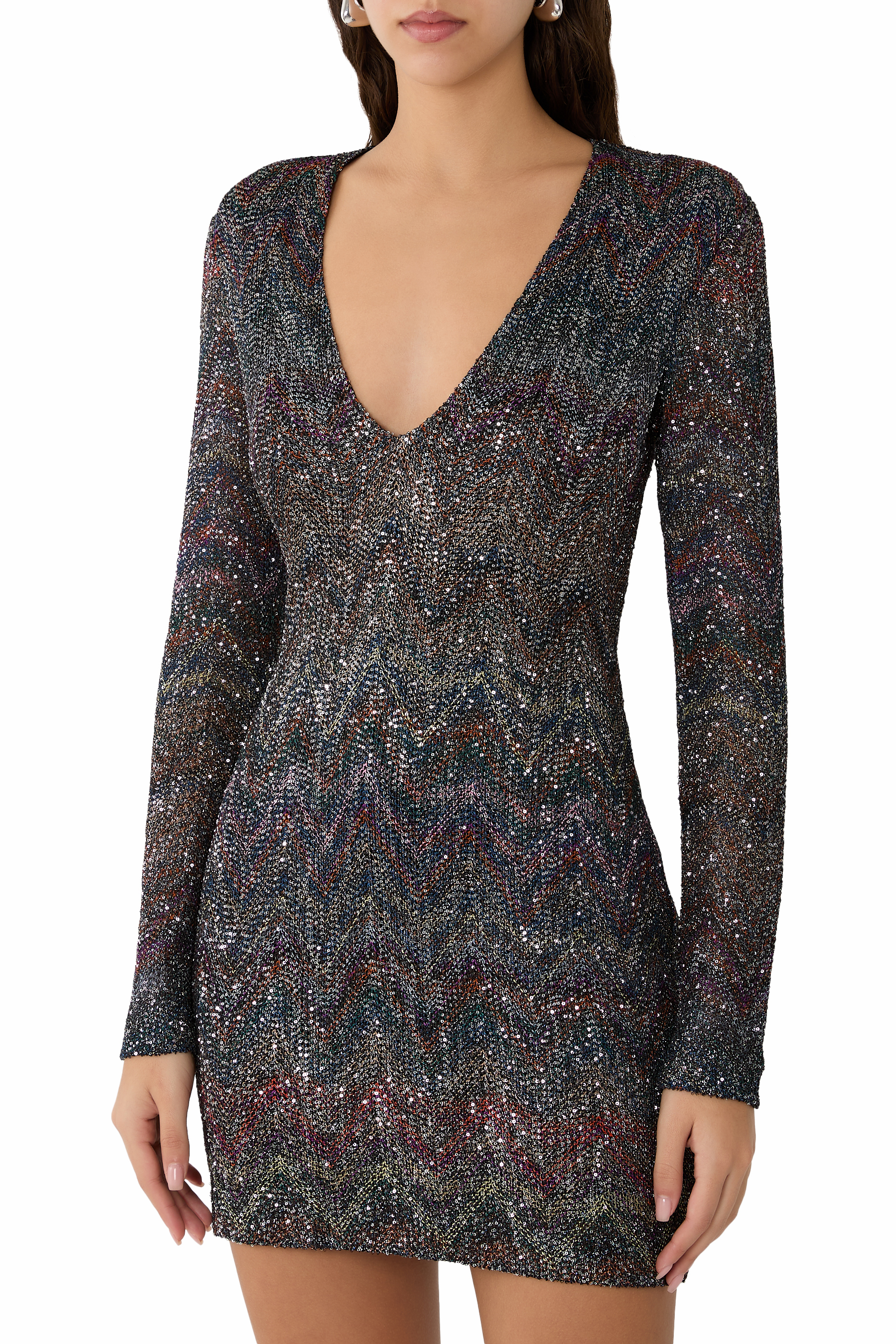 فستان قصير بياقة V ونقشة خطوط متعرجة