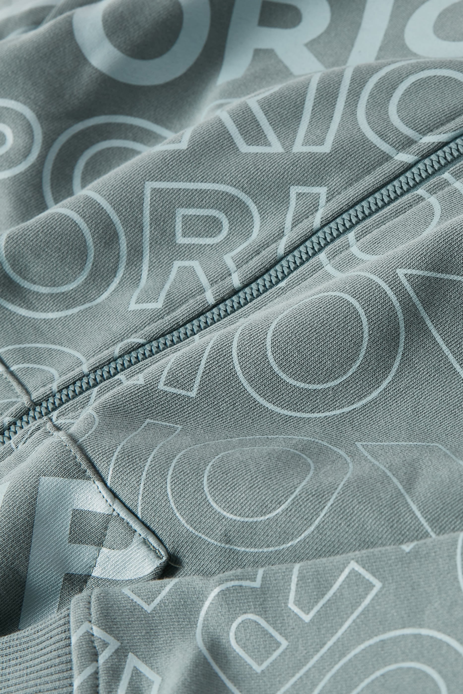 بدلة رياضية بحروف شعار الماركة للأطفال