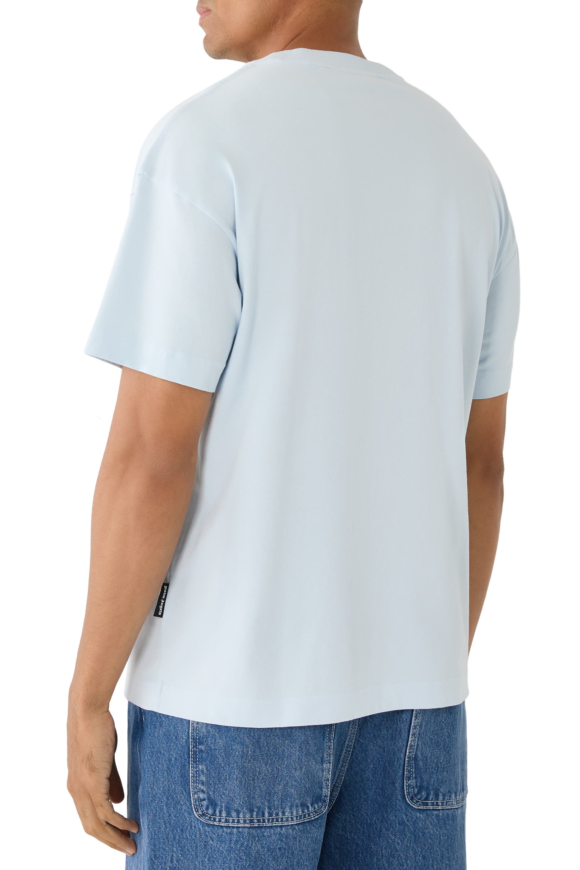 تيشيرت بشعار الماركة عند الياقة