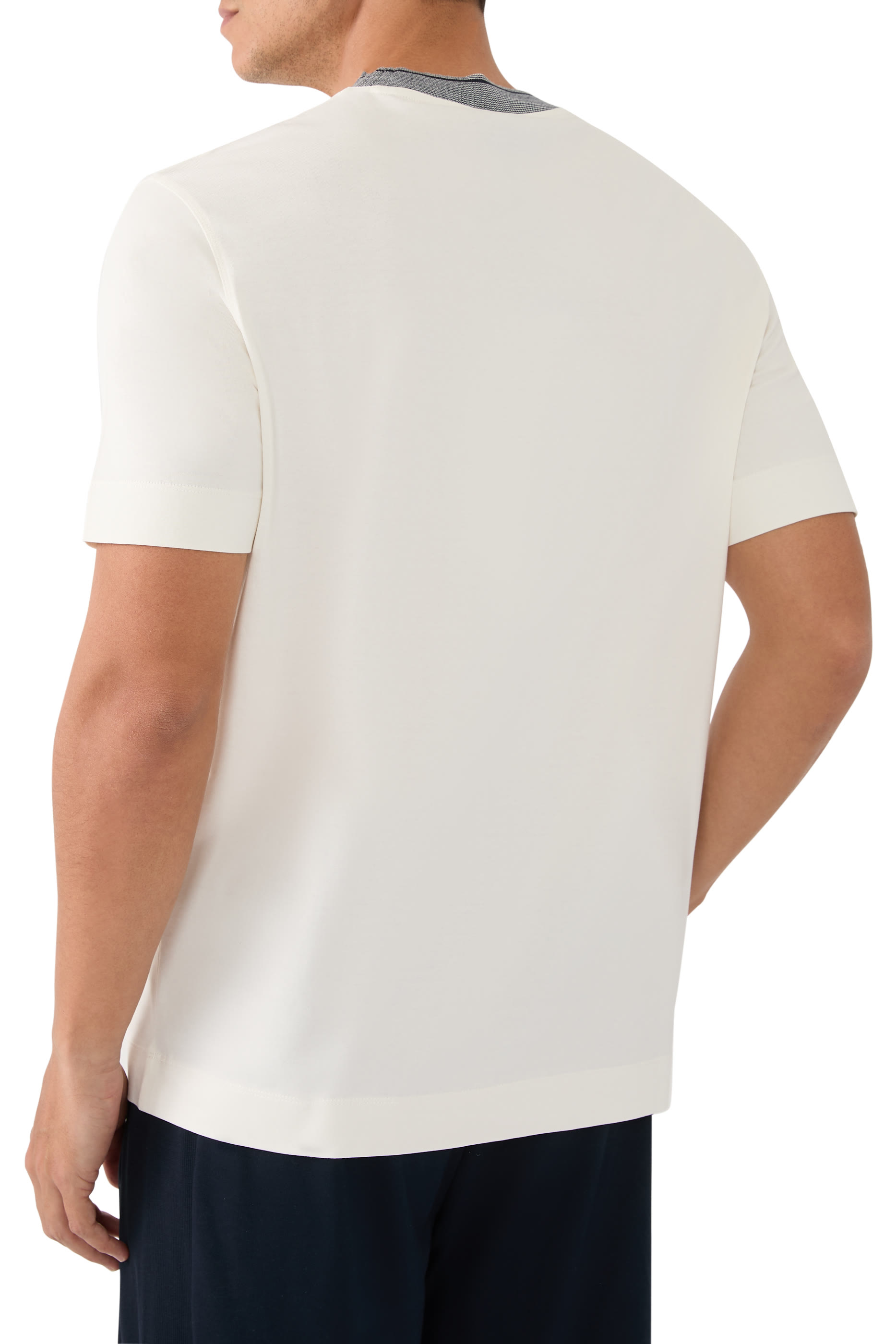 تيشيرت بأكمام قصيرة