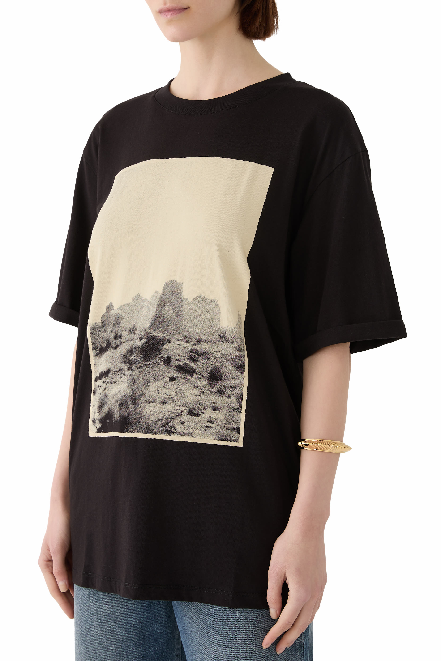 تيشيرت بأكمام قصيرة