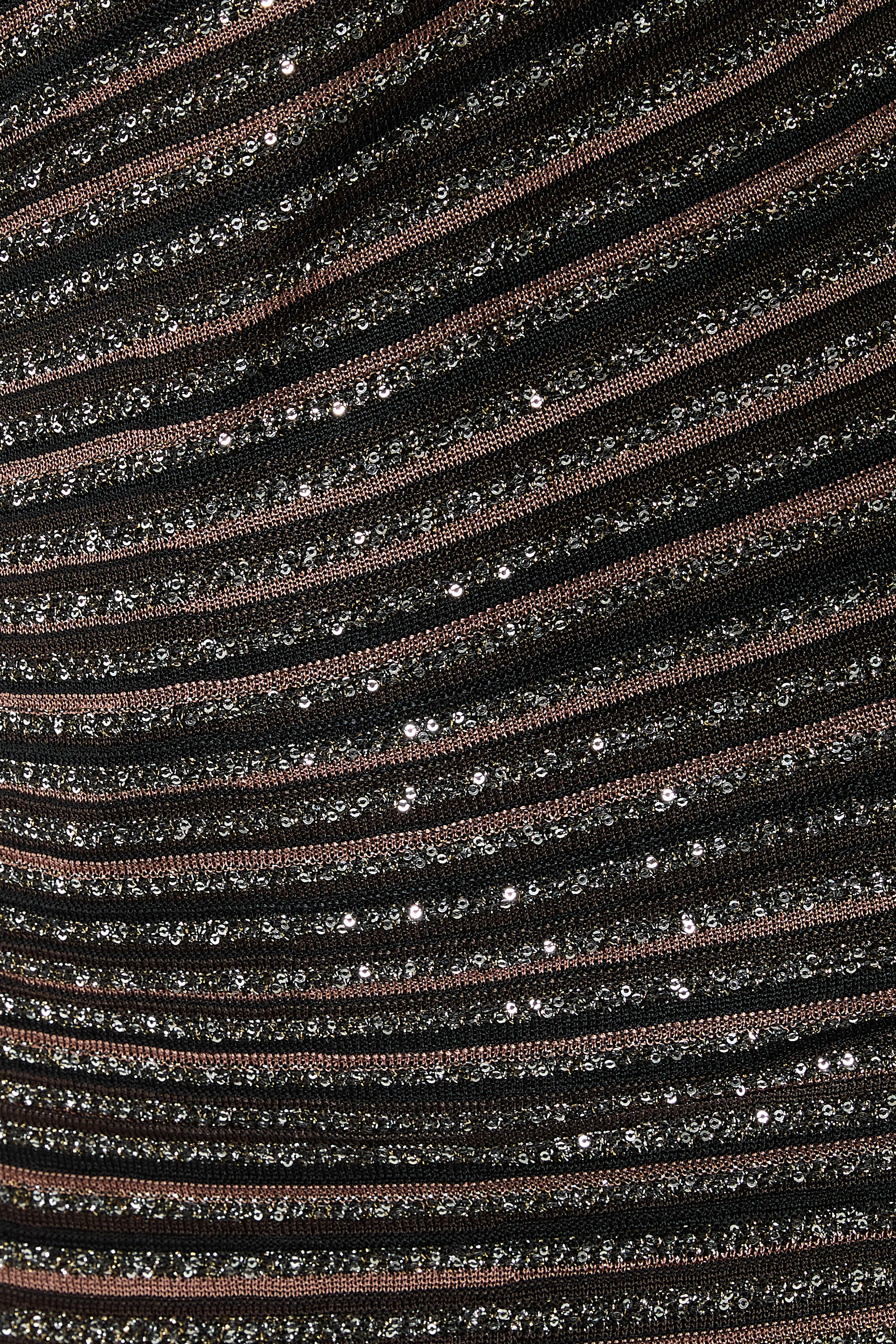 فستان طويل بياقة قارب