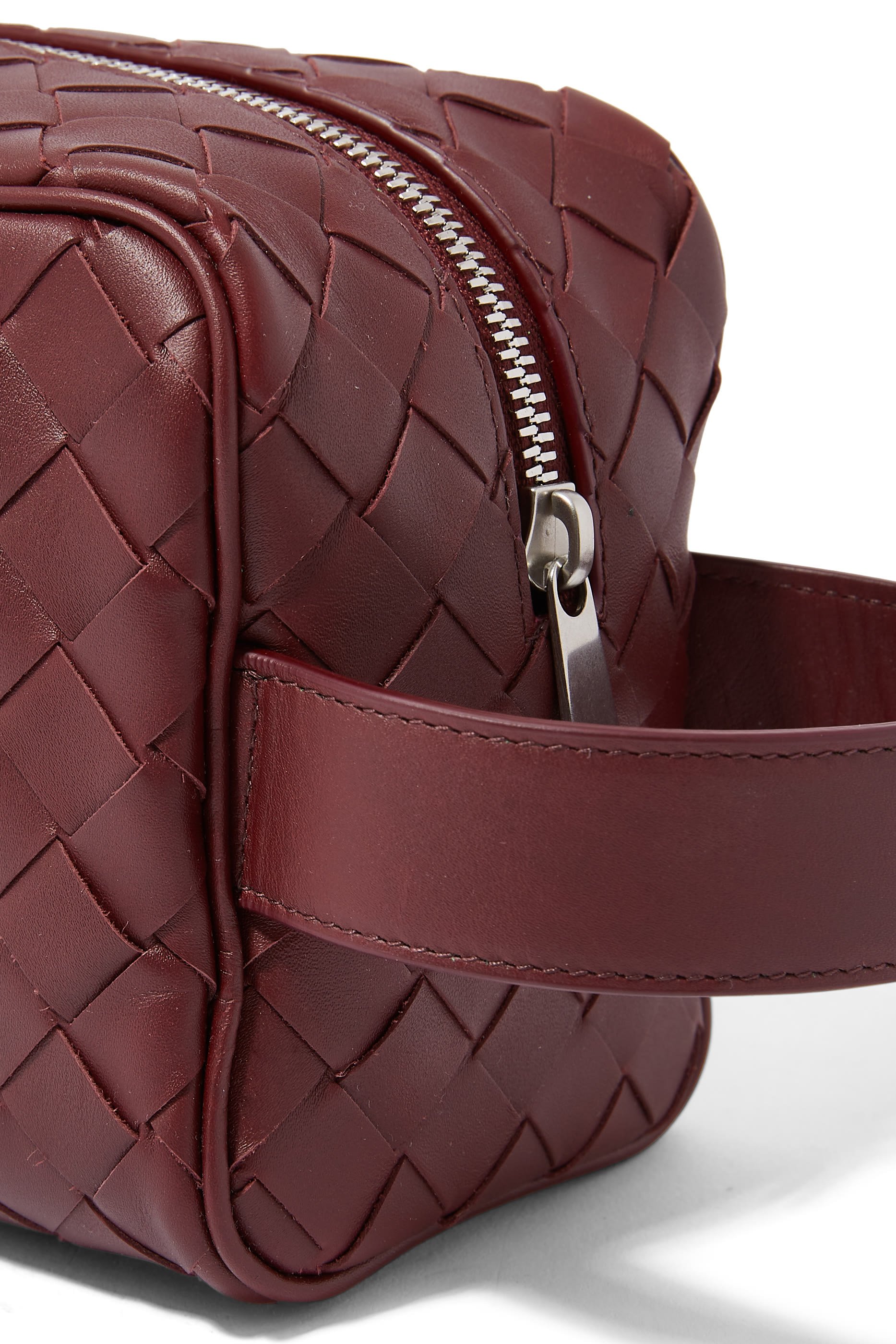 حقيبة سفر صغيرة بتصميم مجدول