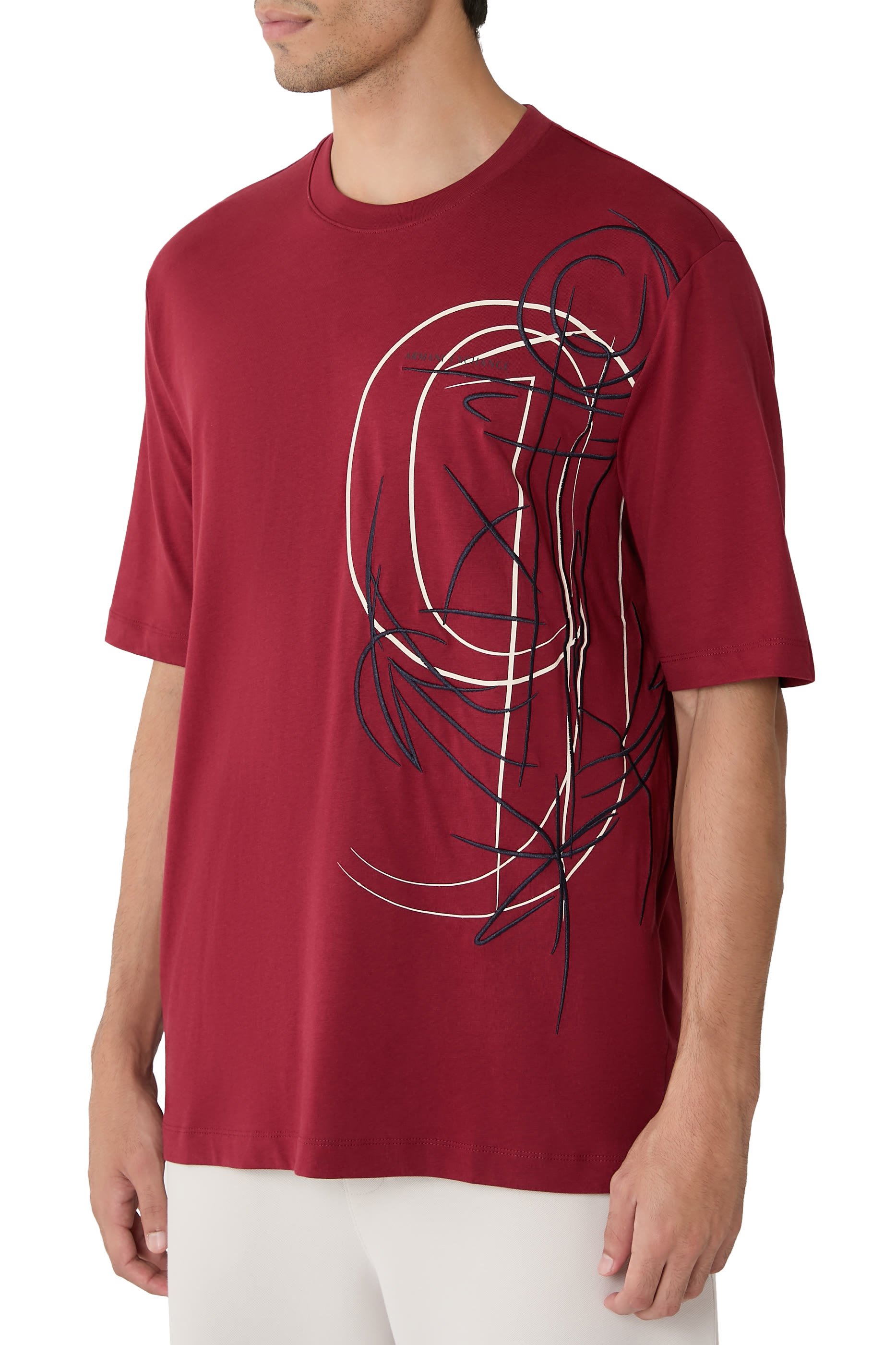 تيشيرت مزين بطبعة بشعار الماركة على الصدر الجانبي