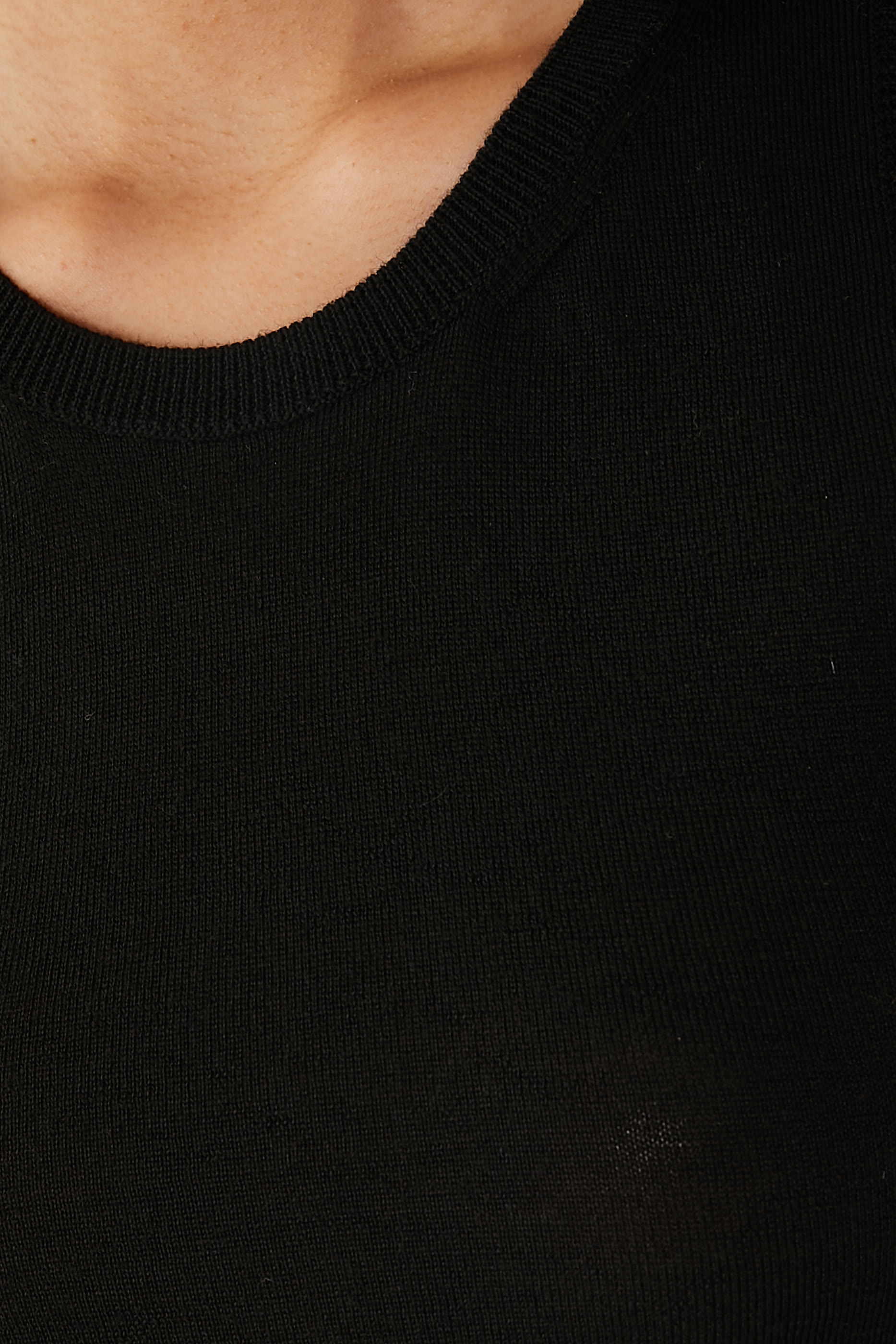 بلوزة تومي بلا أكمام