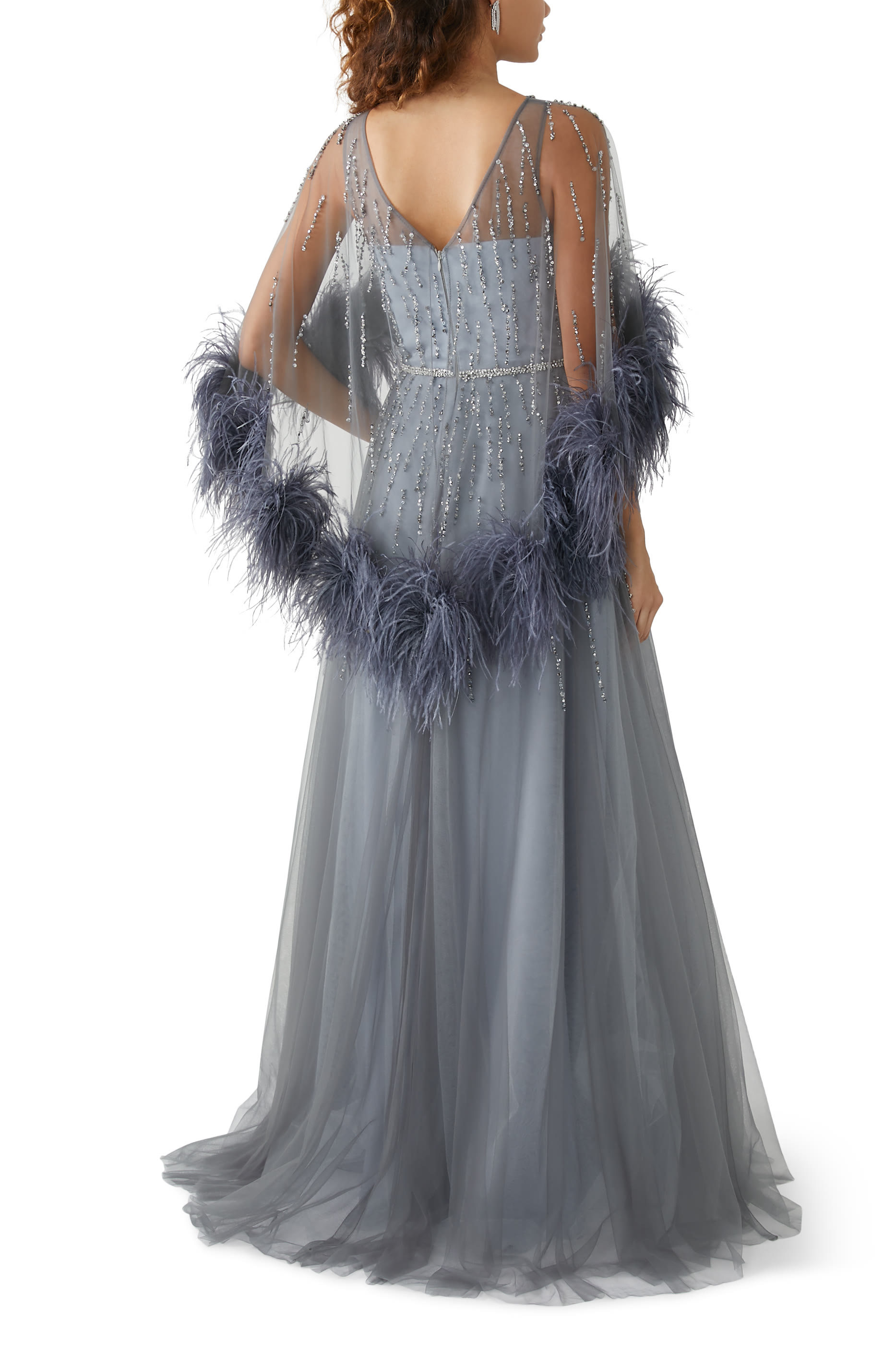 فستان مرصع بأحجار ومزين بريش