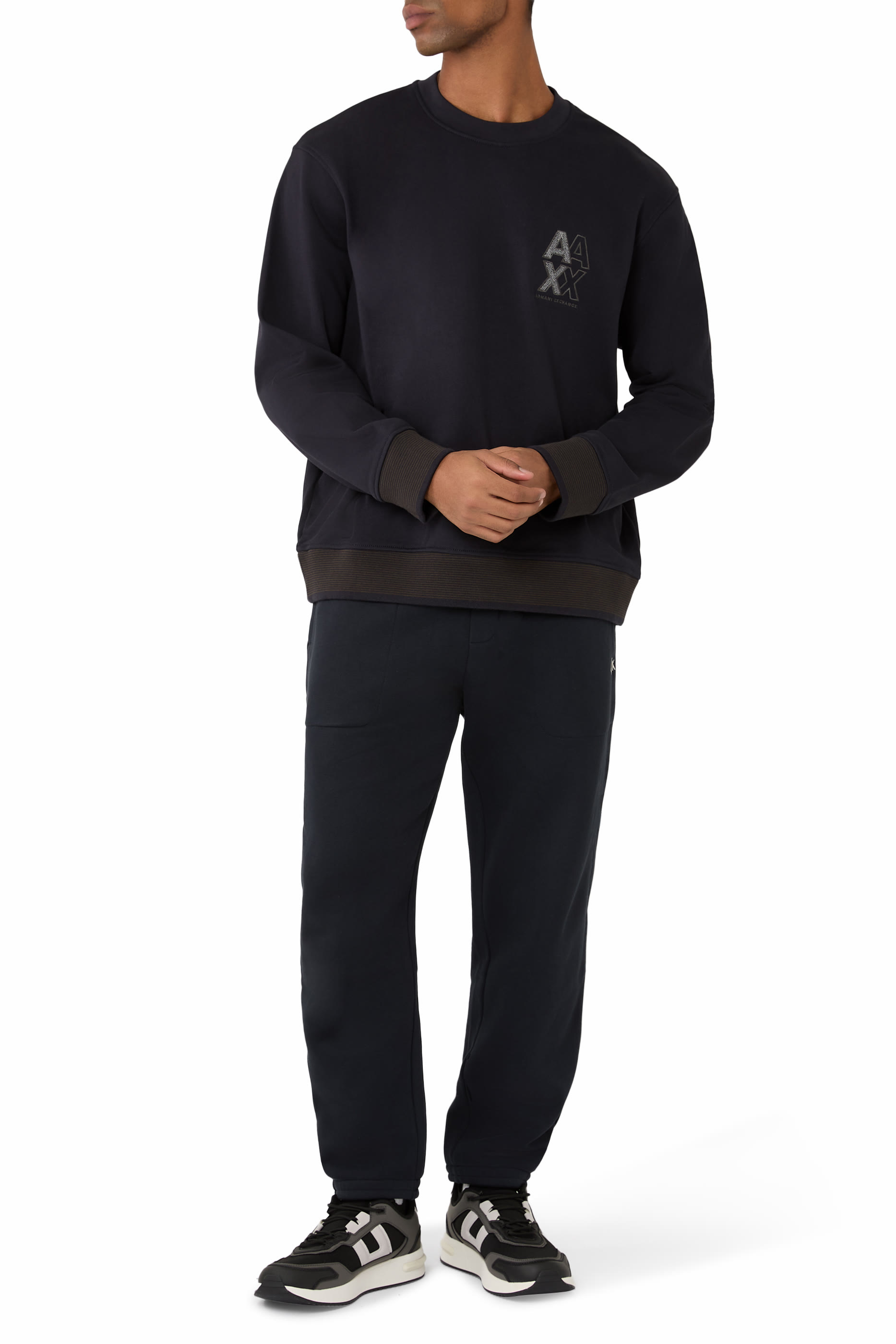 سويت شيرت بياقة ضيقة وشعار الماركة