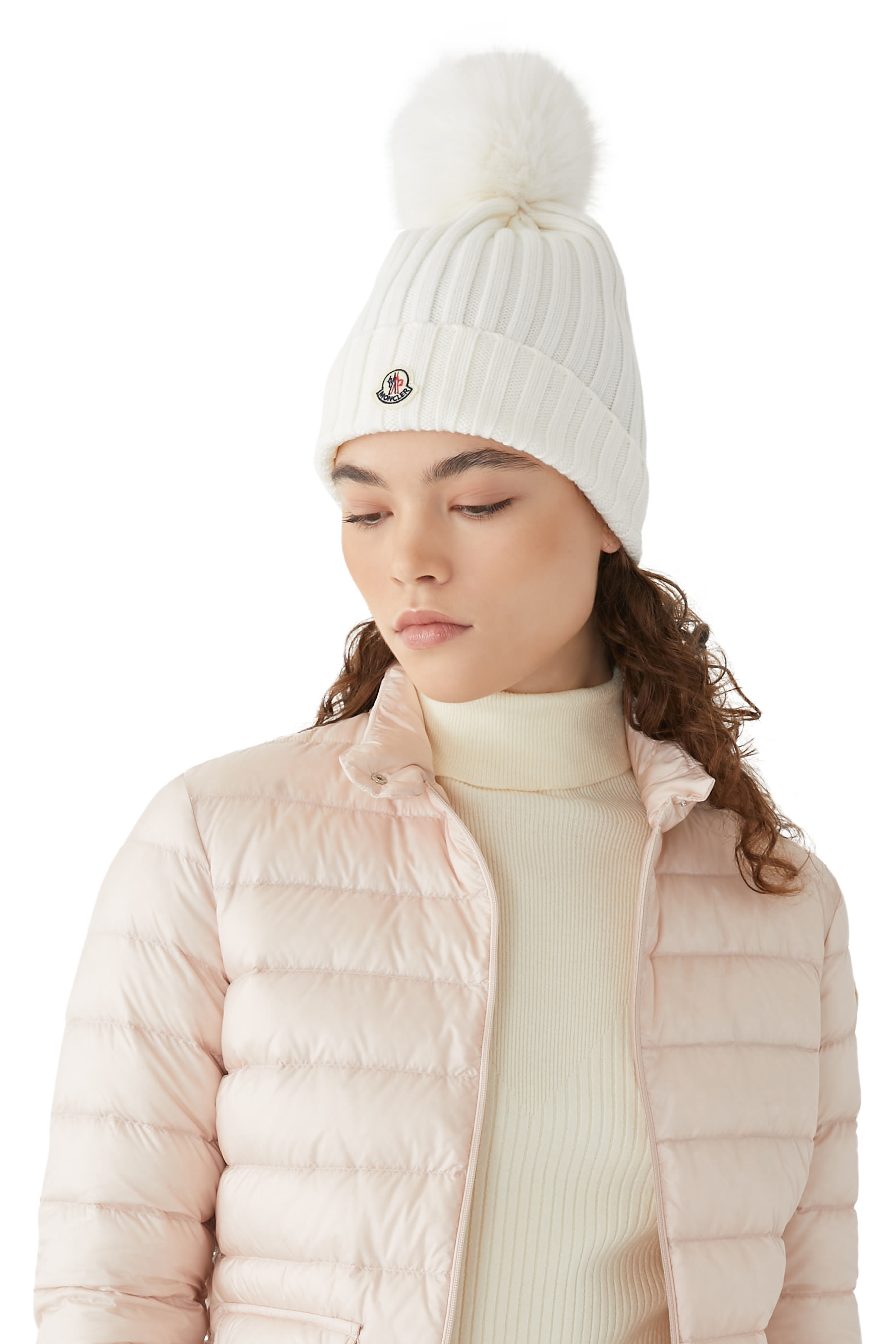 قبعة بيني بشعار الماركة بزخارف بوم بوم