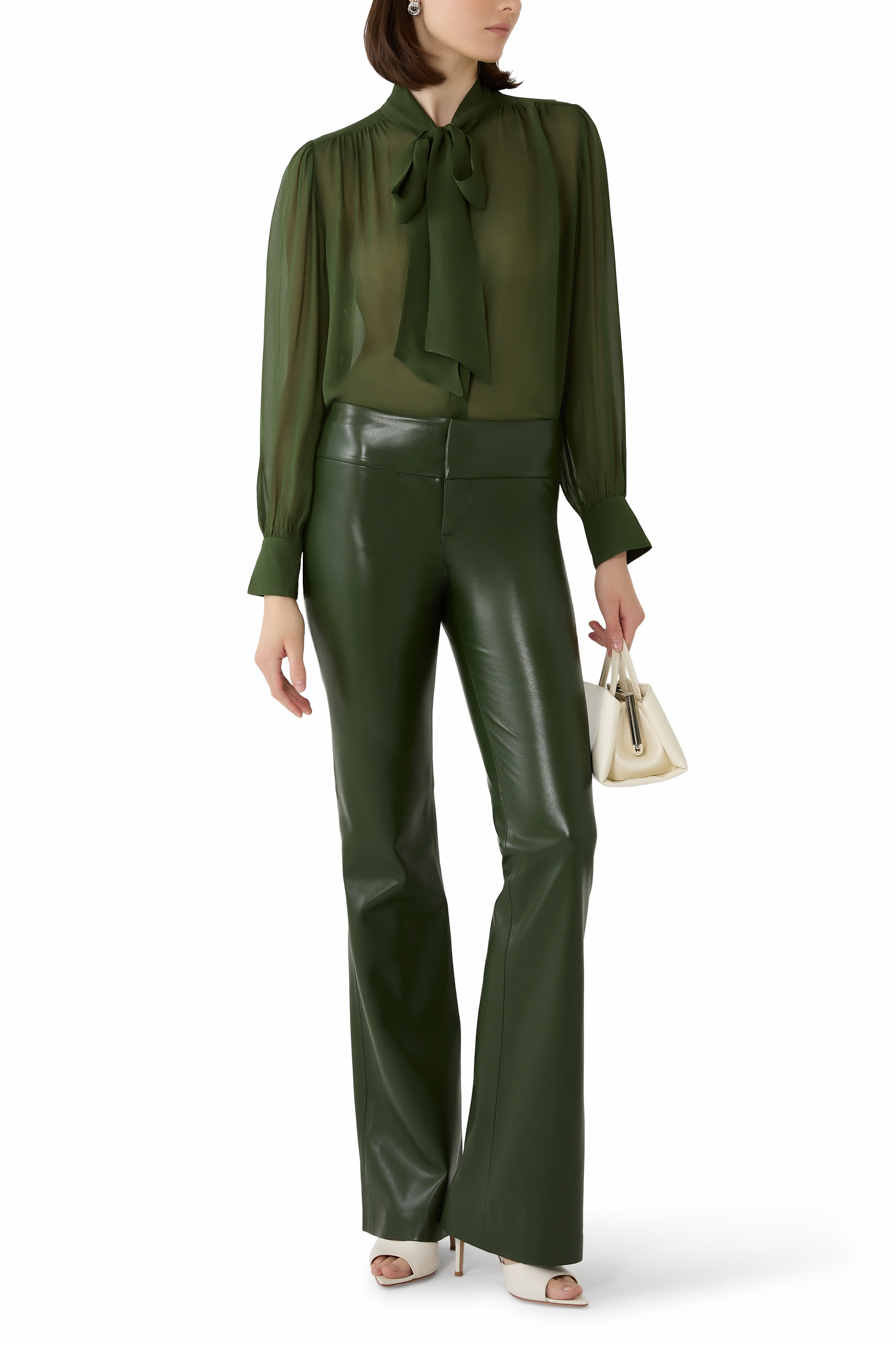 بلوزة لويد بربطة عند العنق