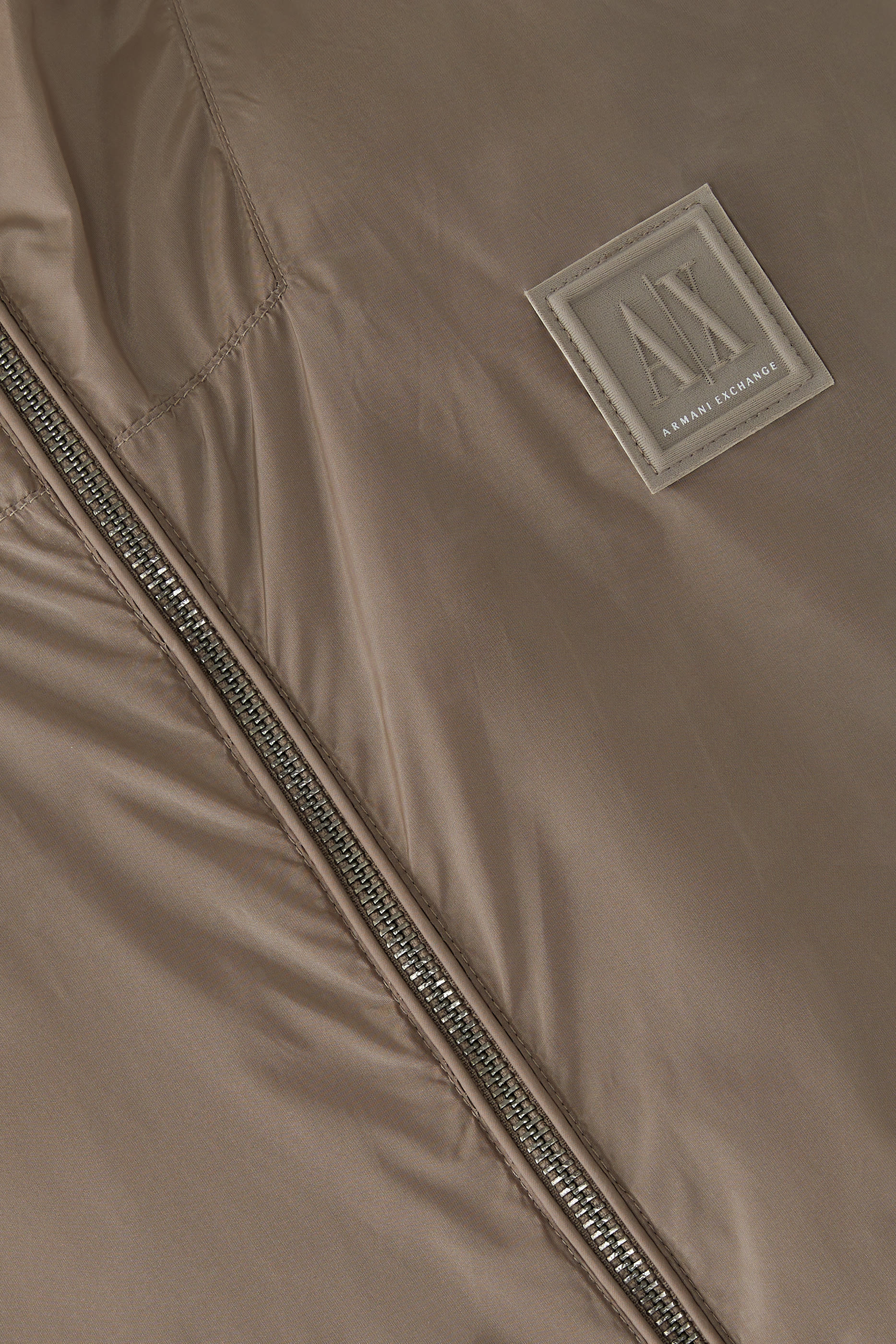 جاكيت بلوسون بغطاء للراس وشعار الماركة