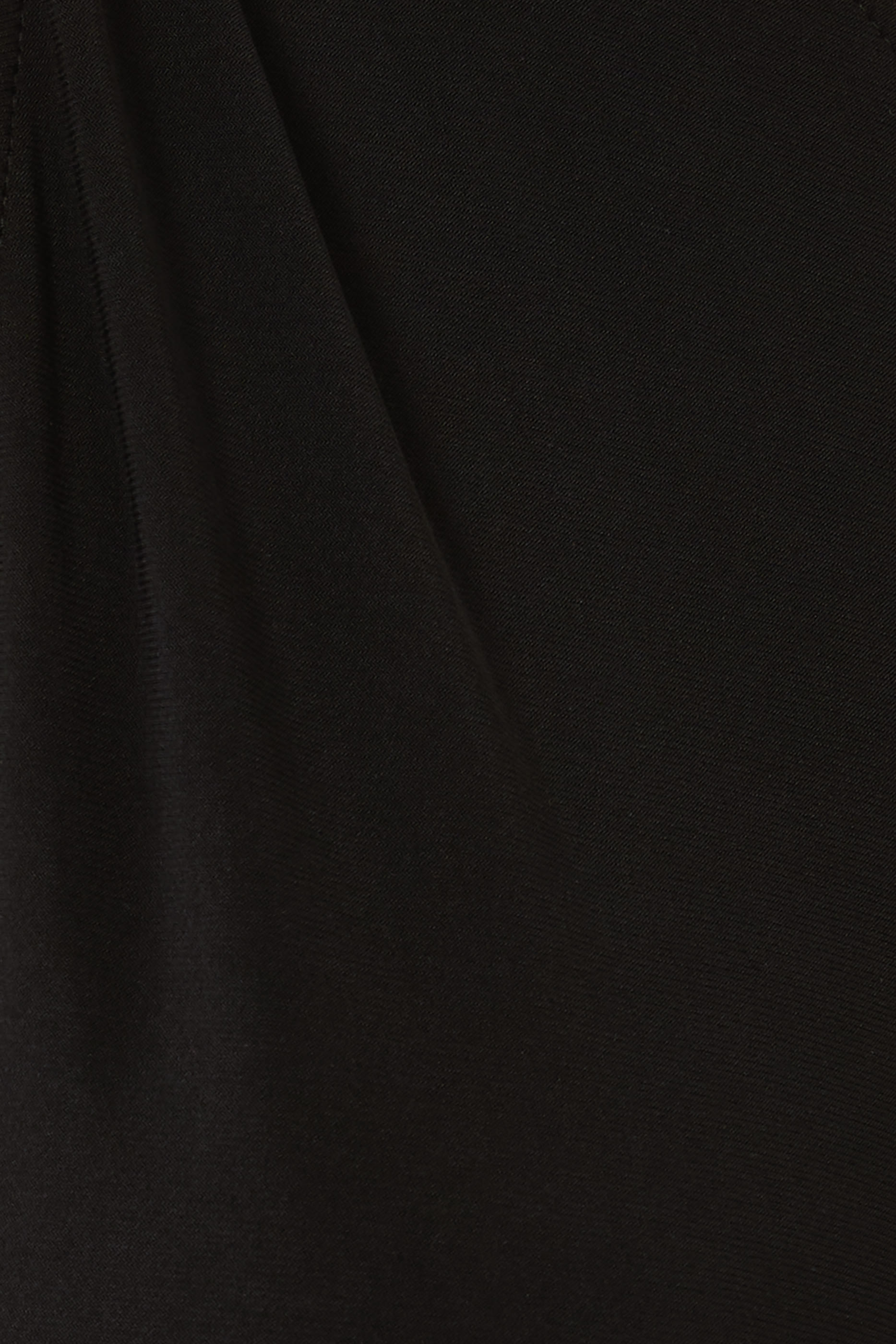 فستان طويل بكتف مكشوف