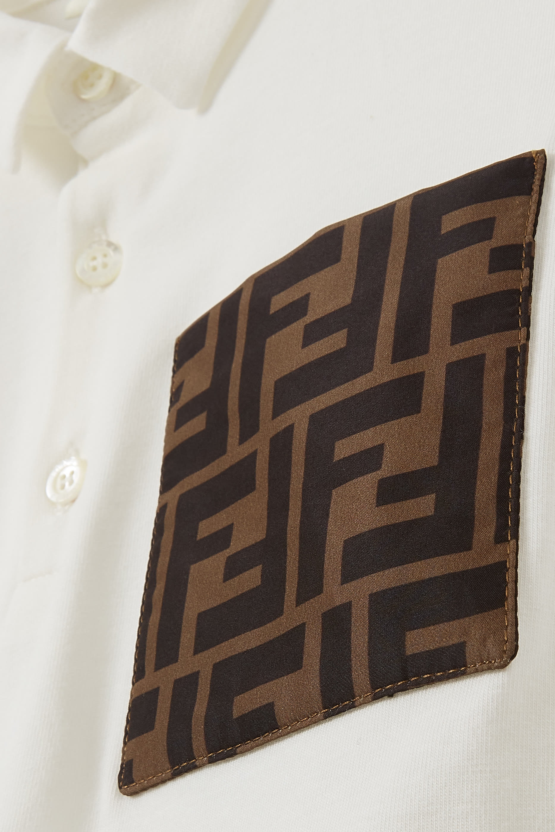 قميص بولو بجبوب بحروف شعار الماركة