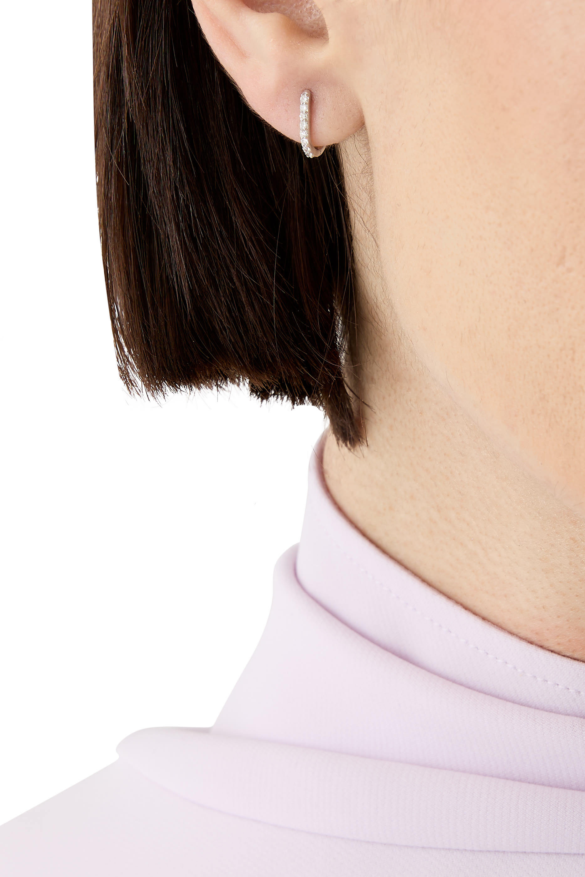 أقراط دائرية صغيرة مرصعة بماس فاخر بتصميم بيضوي، ذهب أبيض عيار 18