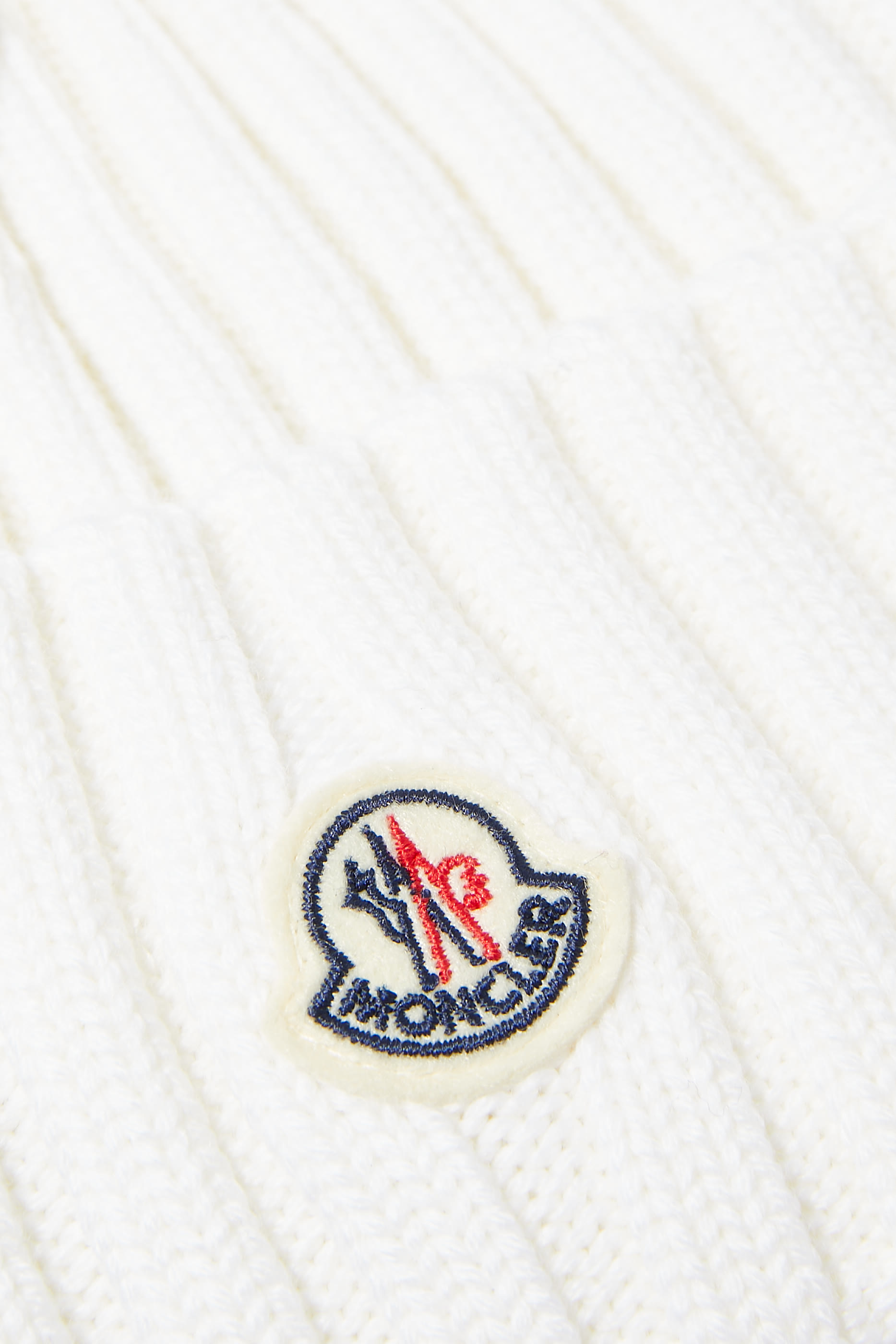 قبعة بشعار الماركة