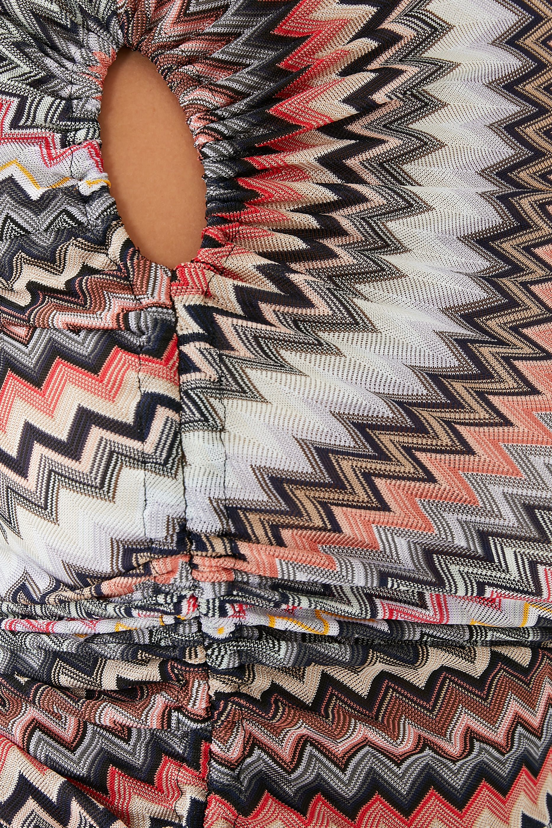 بلوزة رايتشل بفتحة ونقشة خطوط متعرجة