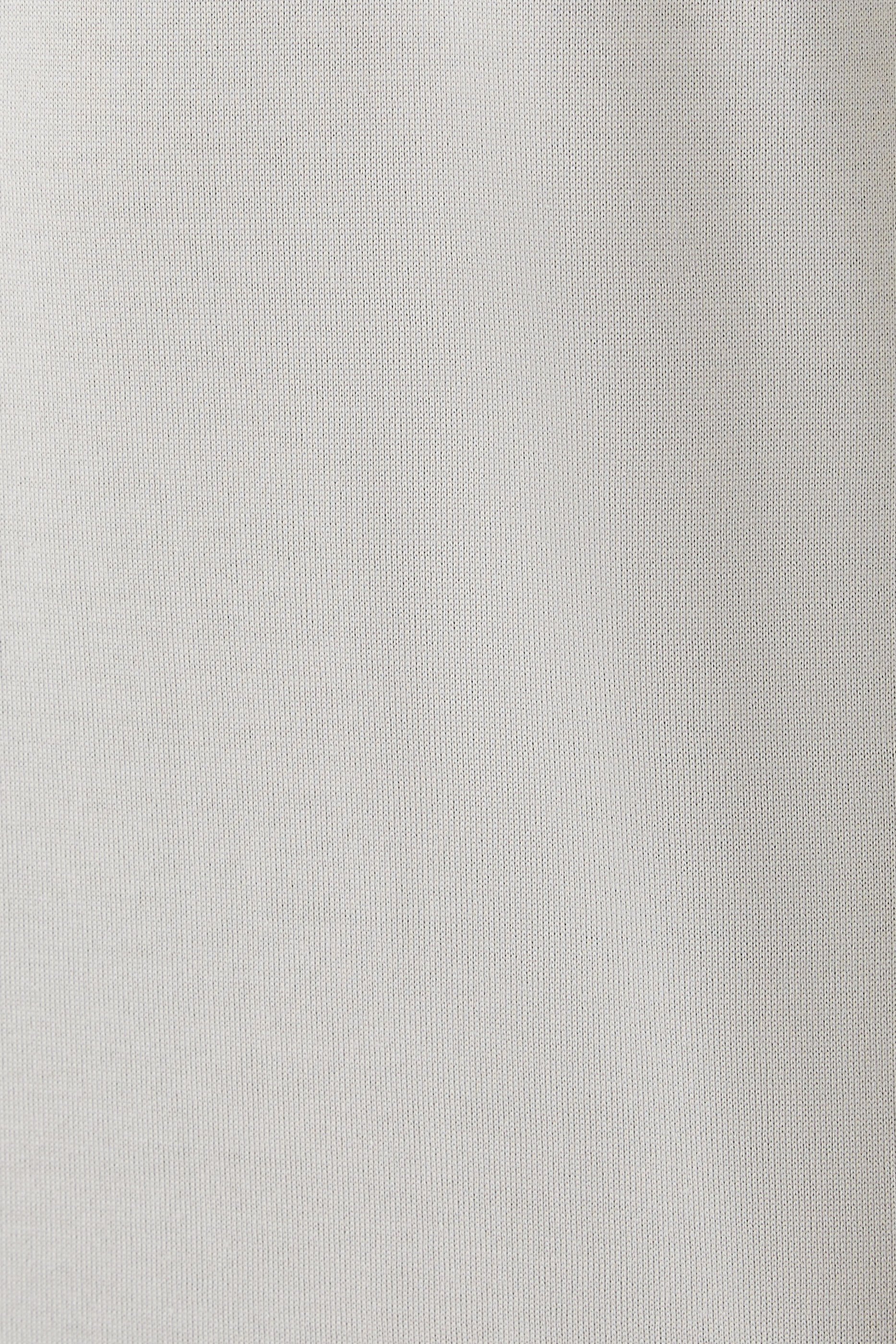 تيشيرت بياقة ضيقة