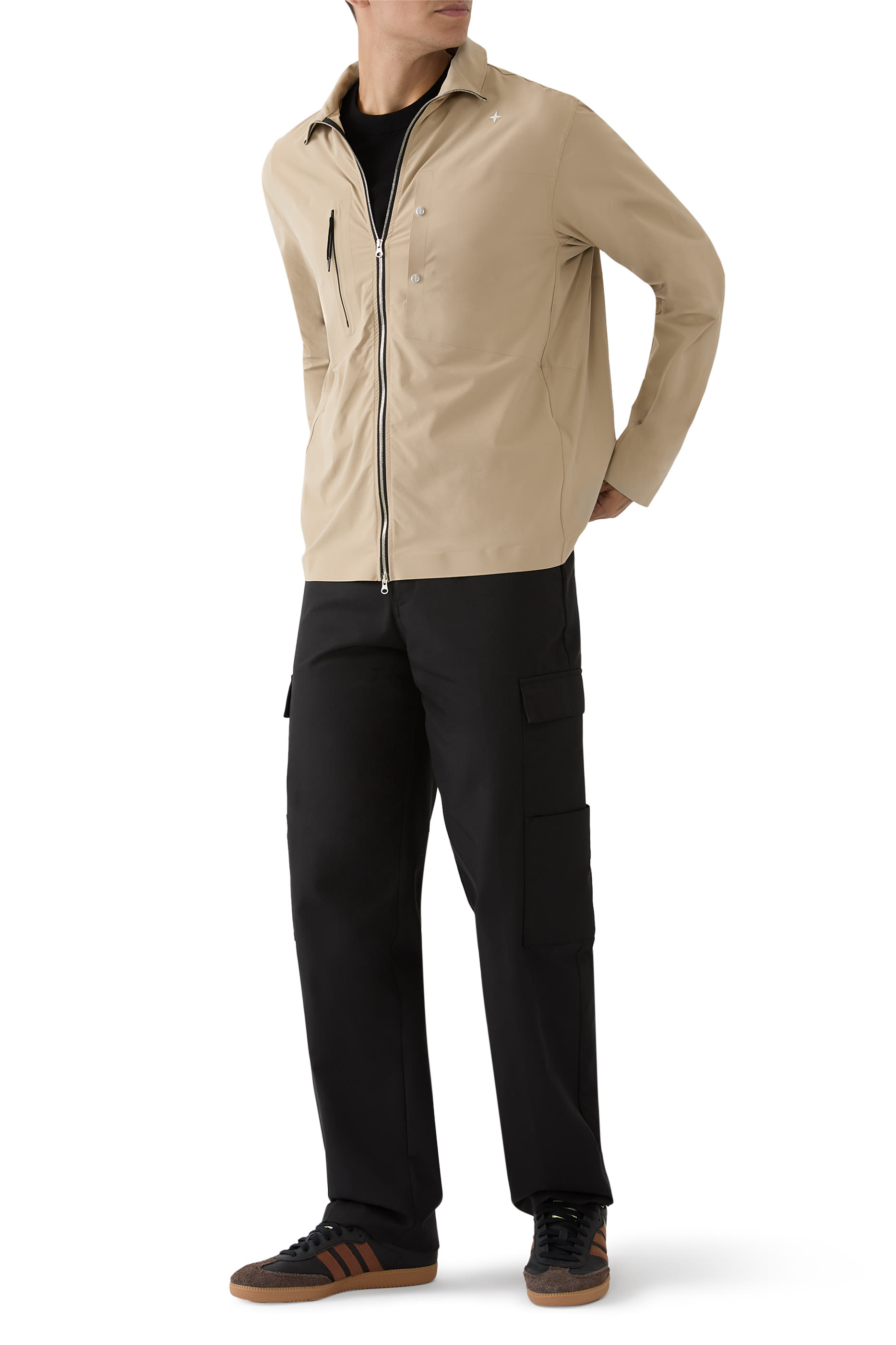 قميص بتطريز شعار الماركة