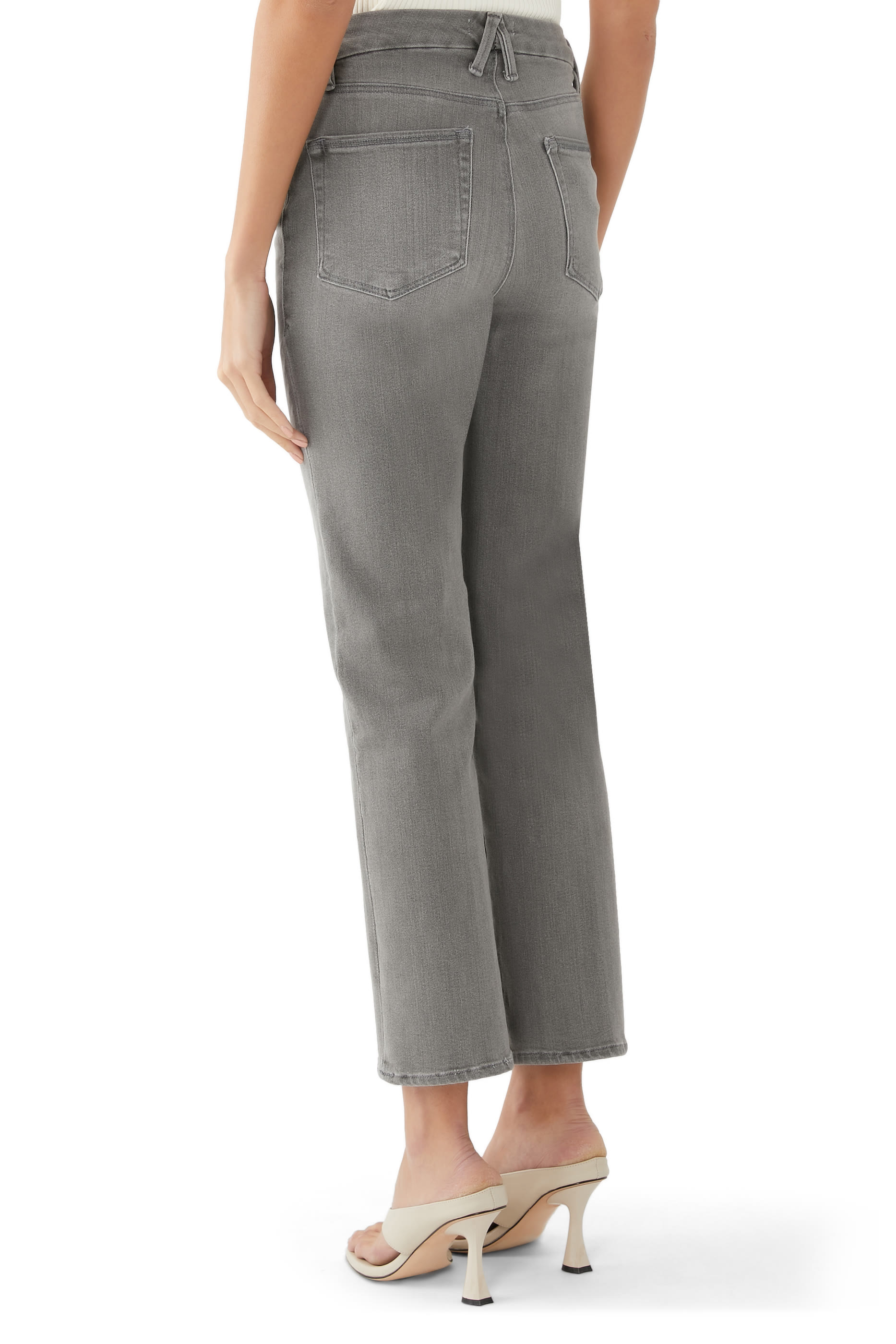 بنطال جينز بقصة ساق مستقيمة